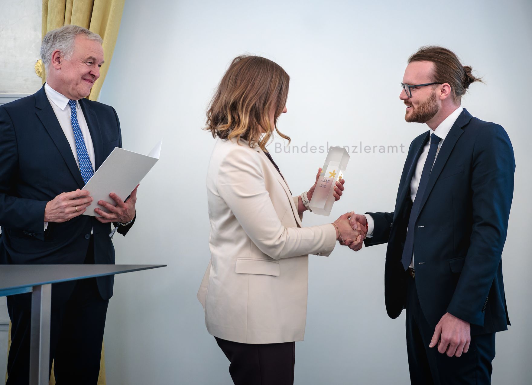 Am 6. Mai 2026 &uuml;berreichte Bundesministerin Claudia Bauer (m.) den Europa-Staatspreis 2026 in verschiedenen Kategorien.
