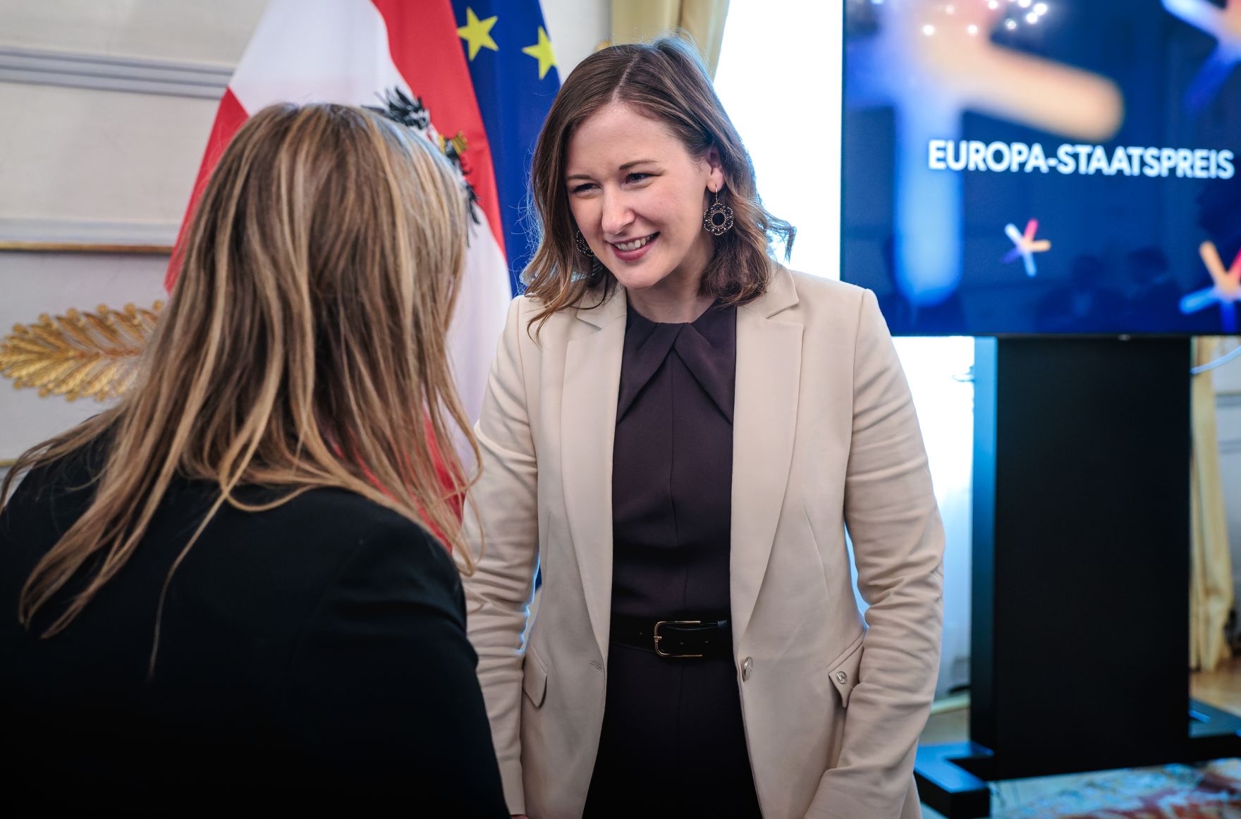 Am 6. Mai 2026 &uuml;berreichte Bundesministerin Claudia Bauer (r.) den Europa-Staatspreis 2026 in verschiedenen Kategorien.