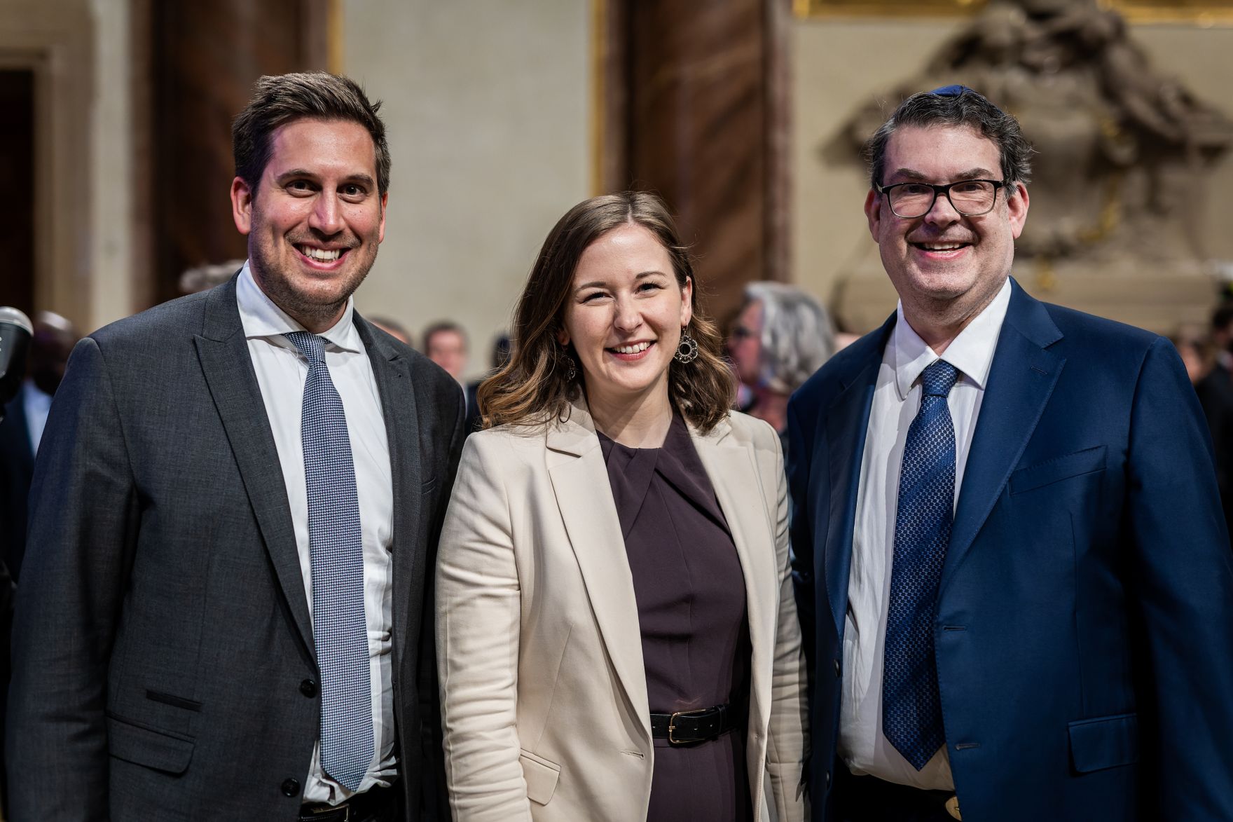 Am 6. Mai 2026 nahm Bundesministerin Claudia Bauer (m.) an den Feierlichkeiten anl&auml;sslich des Israelischen Unabh&auml;ngigkeitstages im Palais Liechtenstein teil. Im Bild mit Staatssekret&auml;r Alexander Pr&ouml;ll (l.) und IKG Pr&auml;sident Oskar Deutsch (r.).