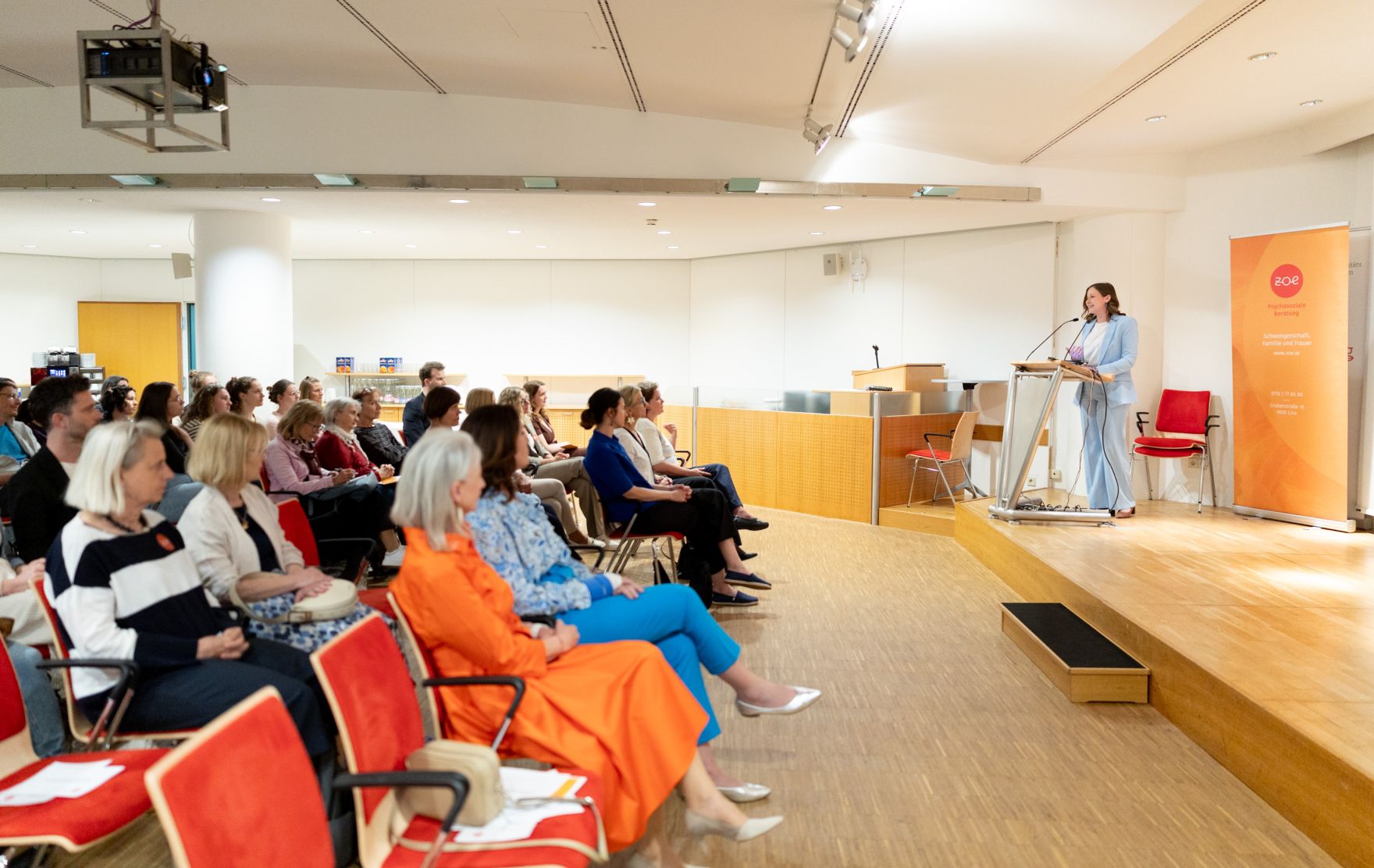 Am 7. Mai 2026 nahm Bundesministerin Claudia Bauer (r.) am Informationsabend "Trauer von Sternenkinder begegnen" im Kepler Universit&auml;tsklinikum Linz teil.