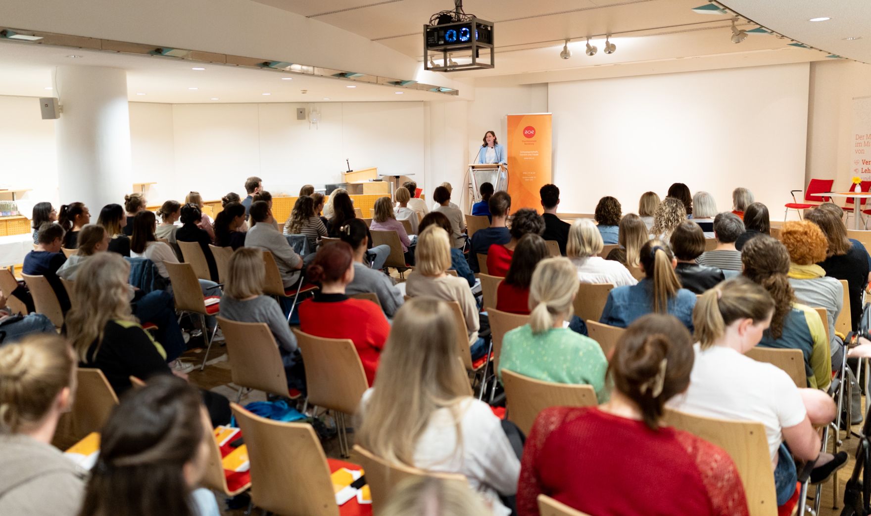 Am 7. Mai 2026 nahm Bundesministerin Claudia Bauer am Informationsabend "Trauer von Sternenkinder begegnen" im Kepler Universit&auml;tsklinikum Linz teil.