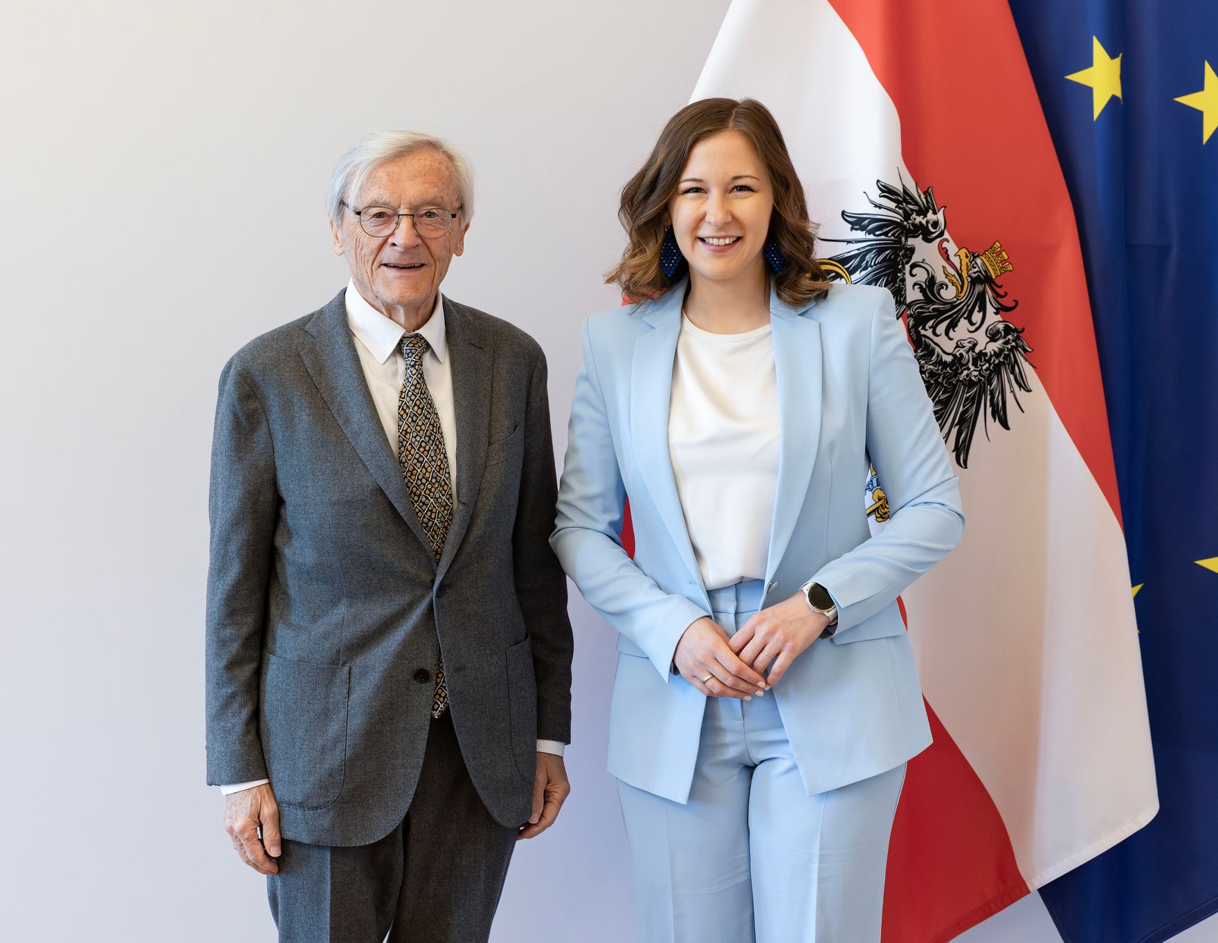 Am 7. Mai 2026 nahm Bundesministerin Claudia Bauer (r.) am Europa-Vernetzungsfr&uuml;hst&uuml;ck im Bundeskanzleramt teil. Im Bild mit Bundeskanzler a.D. Wolfgang Sch&uuml;ssel (l.).