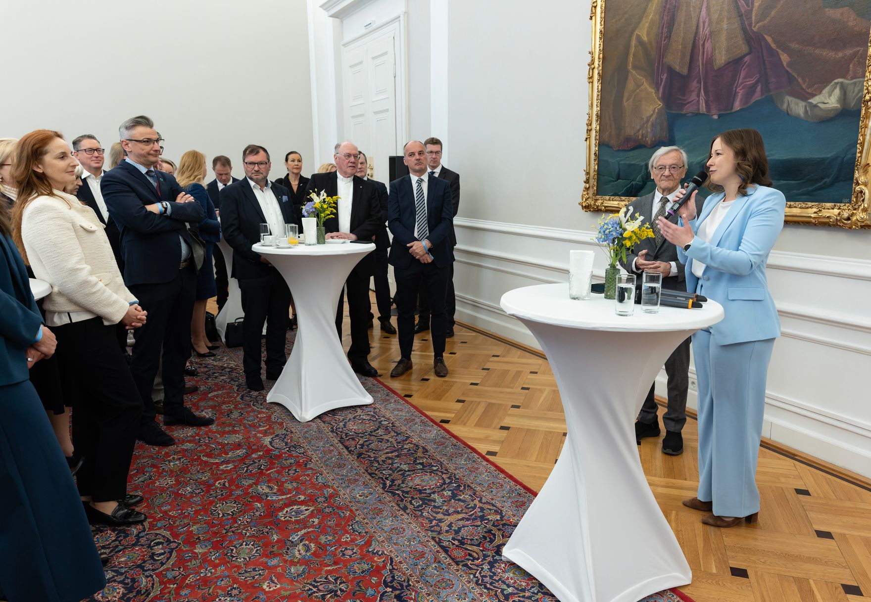 Am 7. Mai 2026 nahm Bundesministerin Claudia Bauer (r.) am Europa-Vernetzungsfr&uuml;hst&uuml;ck im Bundeskanzleramt teil. Im Bild mit Bundeskanzler a.D. Wolfgang Sch&uuml;ssel (2.v.r.).