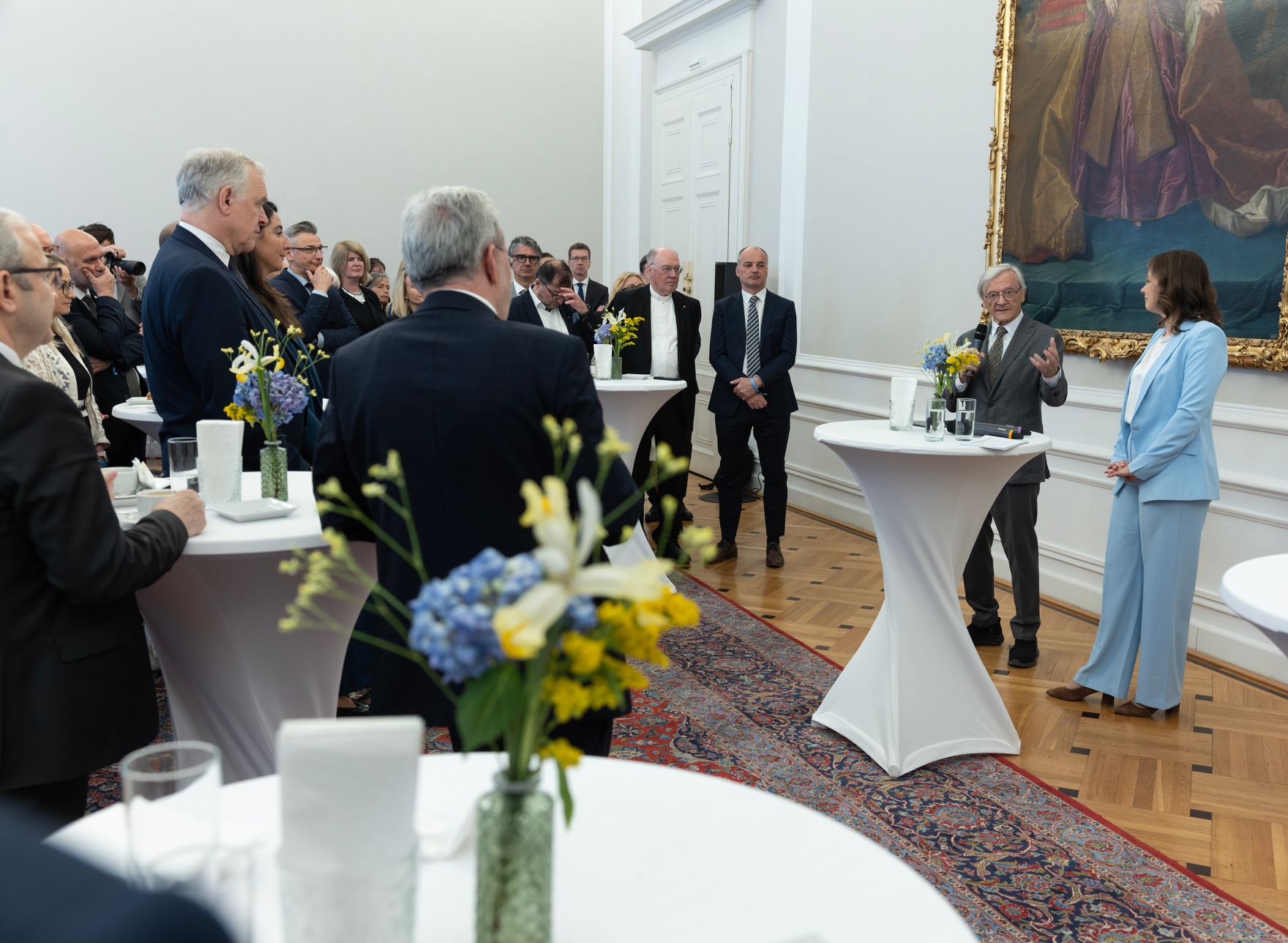 Am 7. Mai 2026 nahm Bundesministerin Claudia Bauer (r.) am Europa-Vernetzungsfr&uuml;hst&uuml;ck im Bundeskanzleramt teil. Im Bild mit Bundeskanzler a.D. Wolfgang Sch&uuml;ssel (2.v.r.).