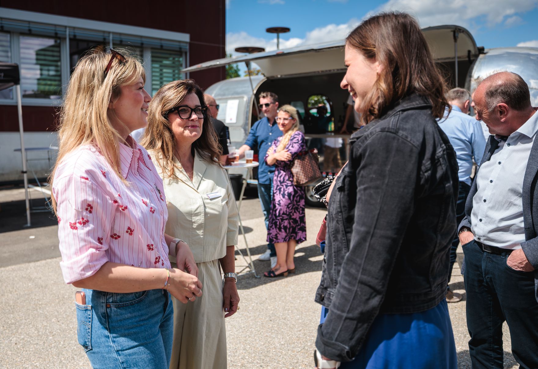 Am 8. Mai 2026 besuchte Bundesministerin Claudia Bauer (2.v.r.) im Rahmen ihres Bundesl&auml;ndertages die Scheschy Tischlerei GmbH in Neufelden.