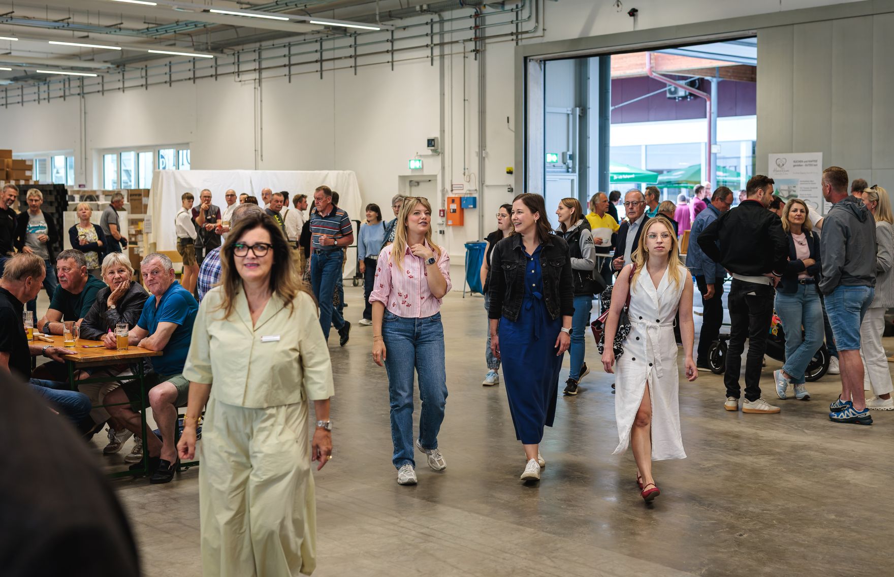 Am 8. Mai 2026 besuchte Bundesministerin Claudia Bauer (m.r.) im Rahmen ihres Bundesl&auml;ndertages die Scheschy Tischlerei GmbH in Neufelden.