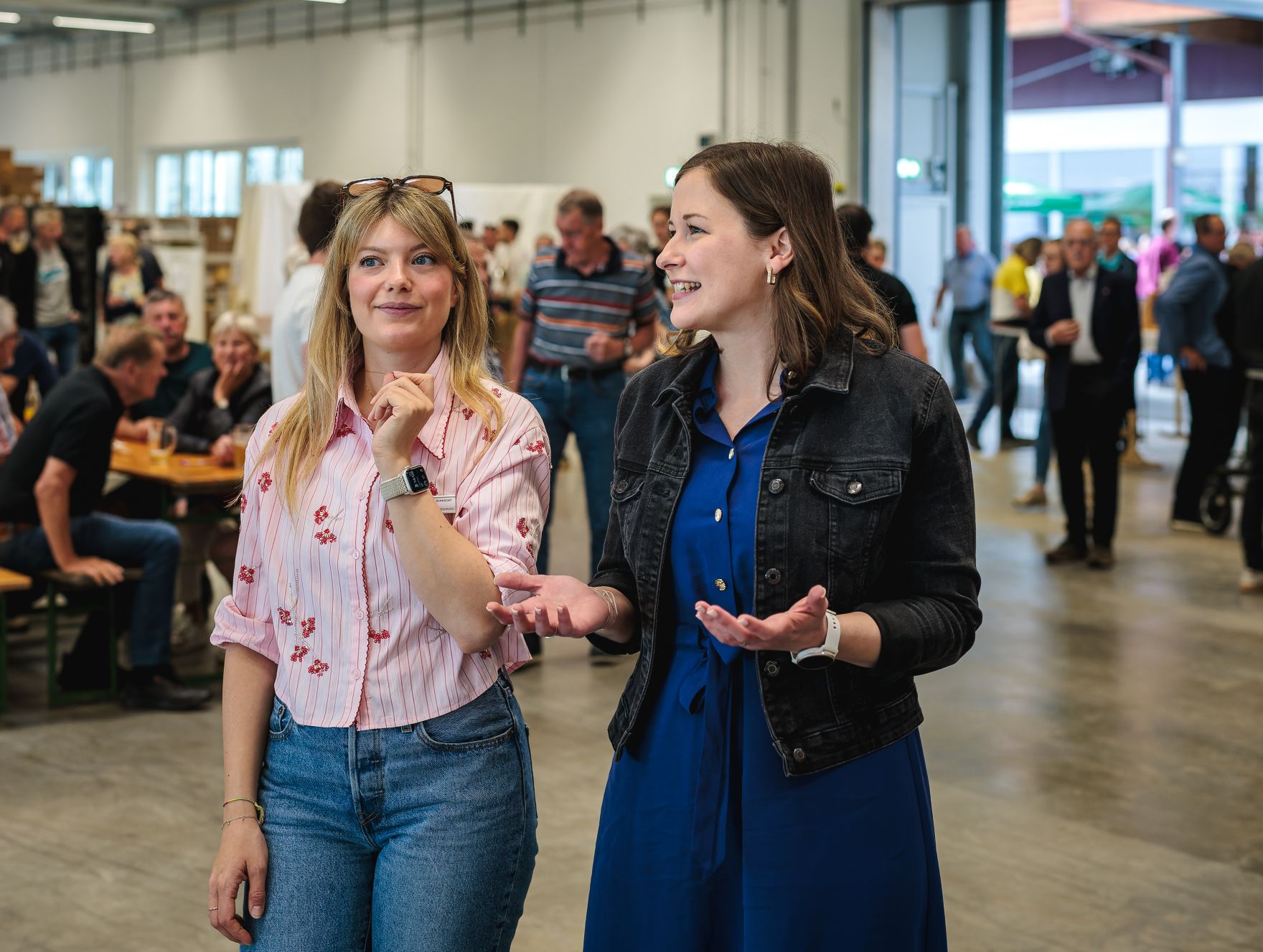 Am 8. Mai 2026 besuchte Bundesministerin Claudia Bauer (r.) im Rahmen ihres Bundesl&auml;ndertages die Scheschy Tischlerei GmbH in Neufelden.