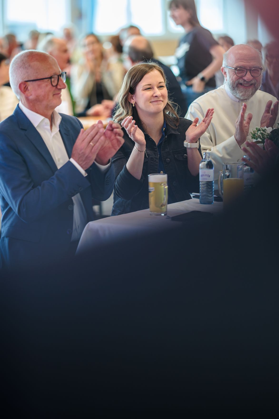 Am 8. Mai 2026 besuchte Bundesministerin Claudia Bauer (m.) im Rahmen ihres Bundesl&auml;ndertages die Scheschy Tischlerei GmbH in Neufelden.