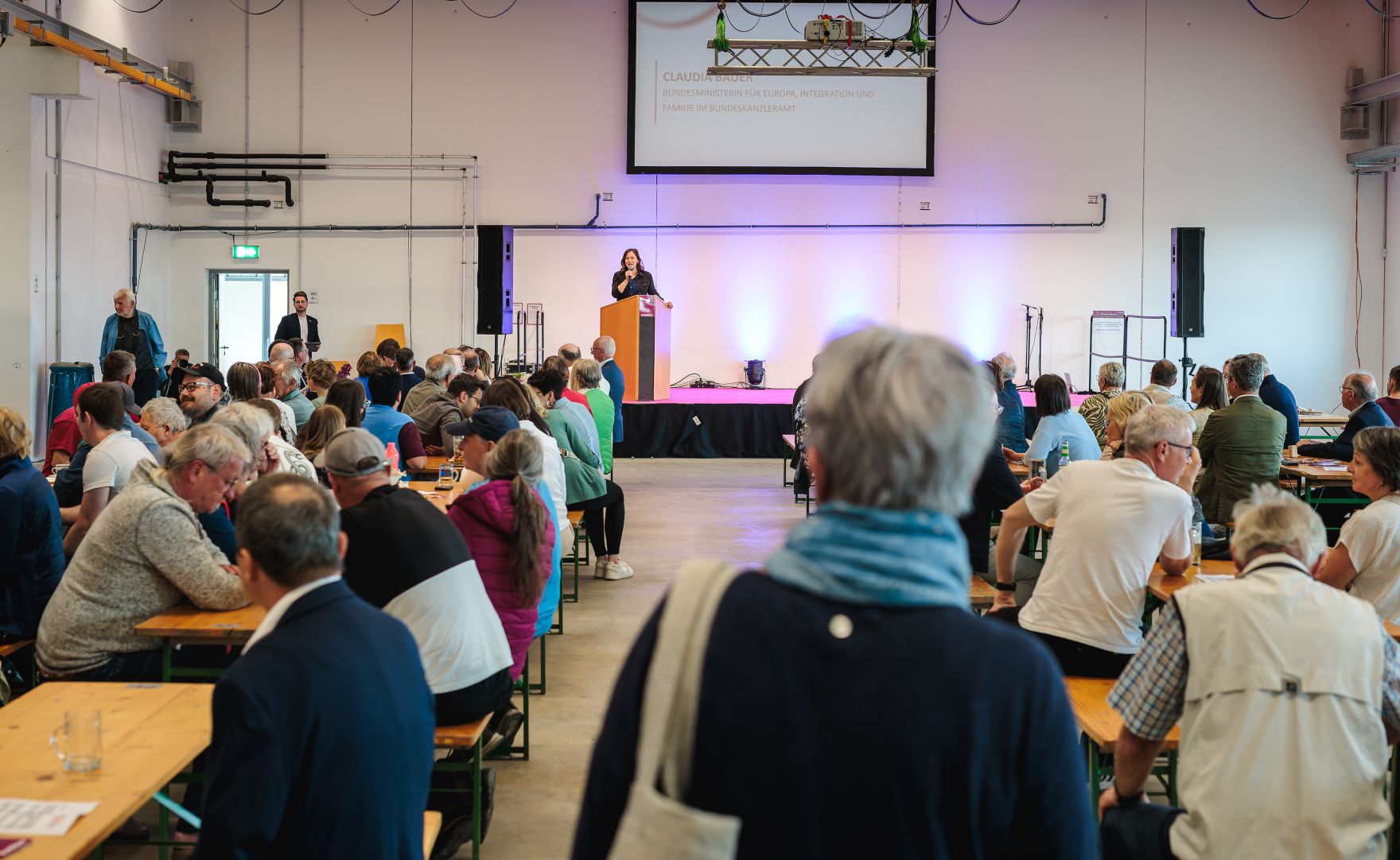Am 8. Mai 2026 besuchte Bundesministerin Claudia Bauer im Rahmen ihres Bundesl&auml;ndertages die Scheschy Tischlerei GmbH in Neufelden.