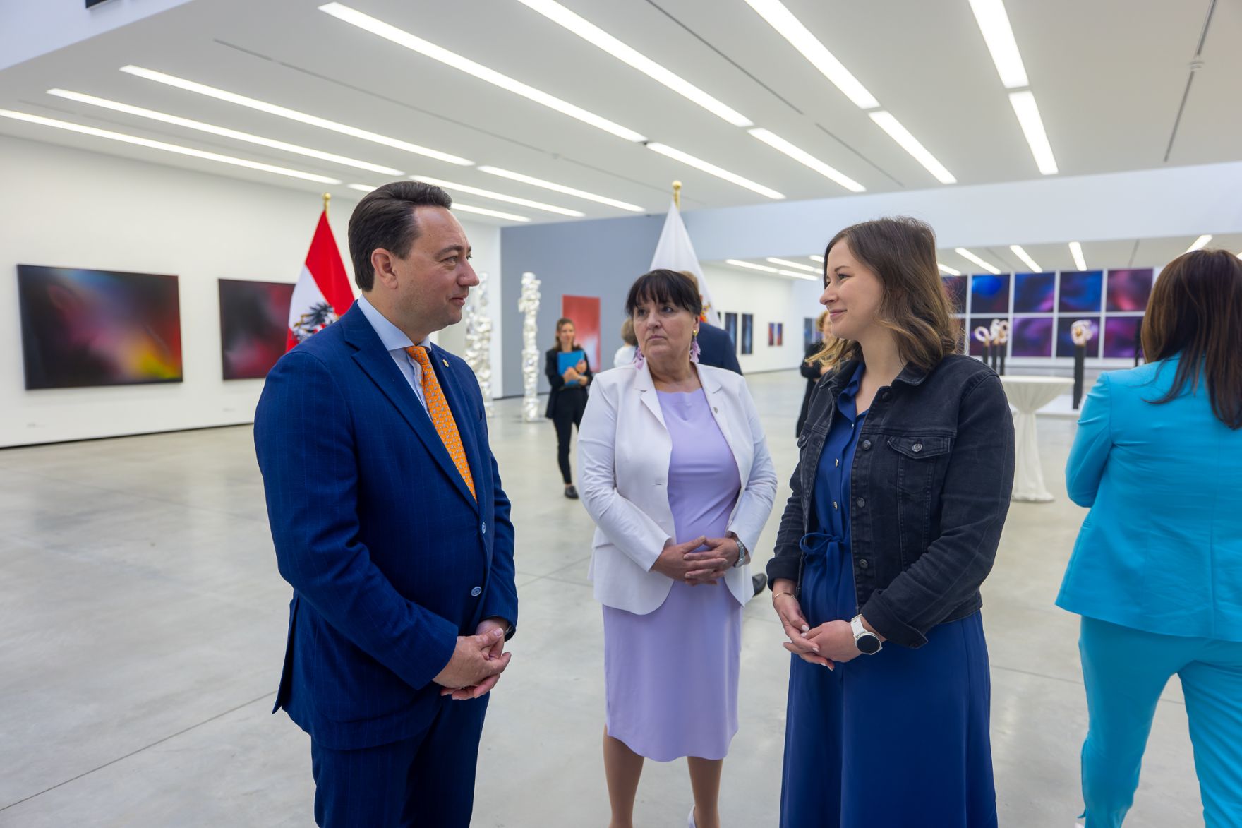Am 8. Mai 2026 nahm Bundesministerin Claudia Bauer (r.) an der Landesfamilienreferentenkonferenz in Thalheim bei Wels teil. Im Bild mit dem Landeshauptmann-Stellvertreter von Ober&ouml;sterreich Manfred Haimbuchner (.).