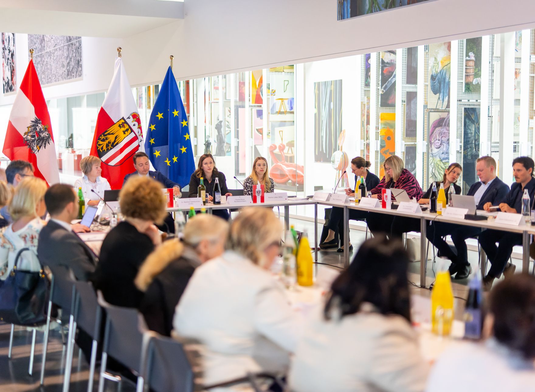 Am 8. Mai 2026 nahm Bundesministerin Claudia Bauer (m.l.) an der Landesfamilienreferentenkonferenz in Thalheim bei Wels teil. Im Bild mit dem Landeshauptmann-Stellvertreter von Ober&ouml;sterreich Manfred Haimbuchner (3.v.l.).