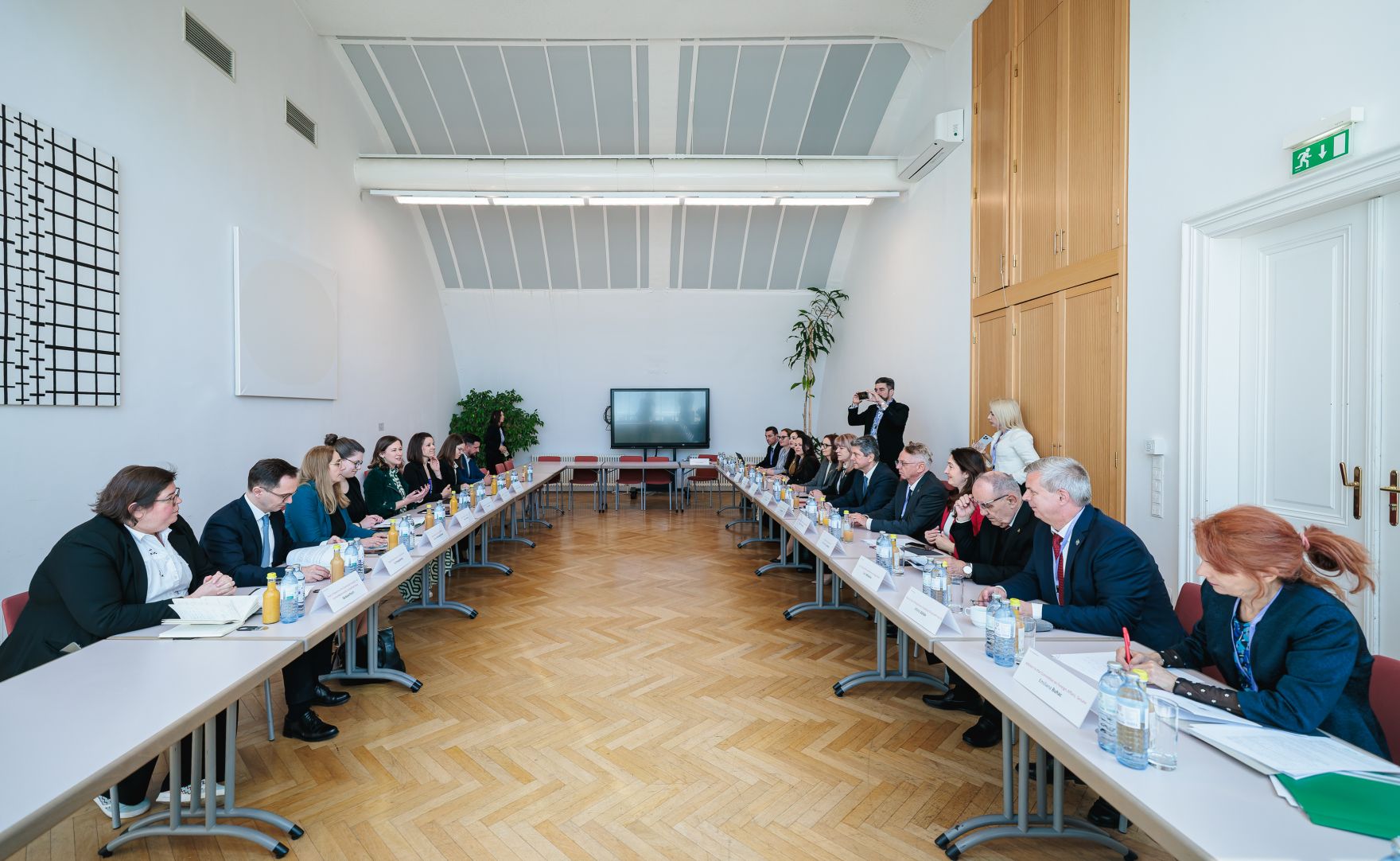Am 13. Mai 2026 empfing Bundesministerin Claudia Bauer eine parlamentarische Delegation von Rum&auml;nien zu einem Arbeitsbesuch im Bundeskanzleramt.