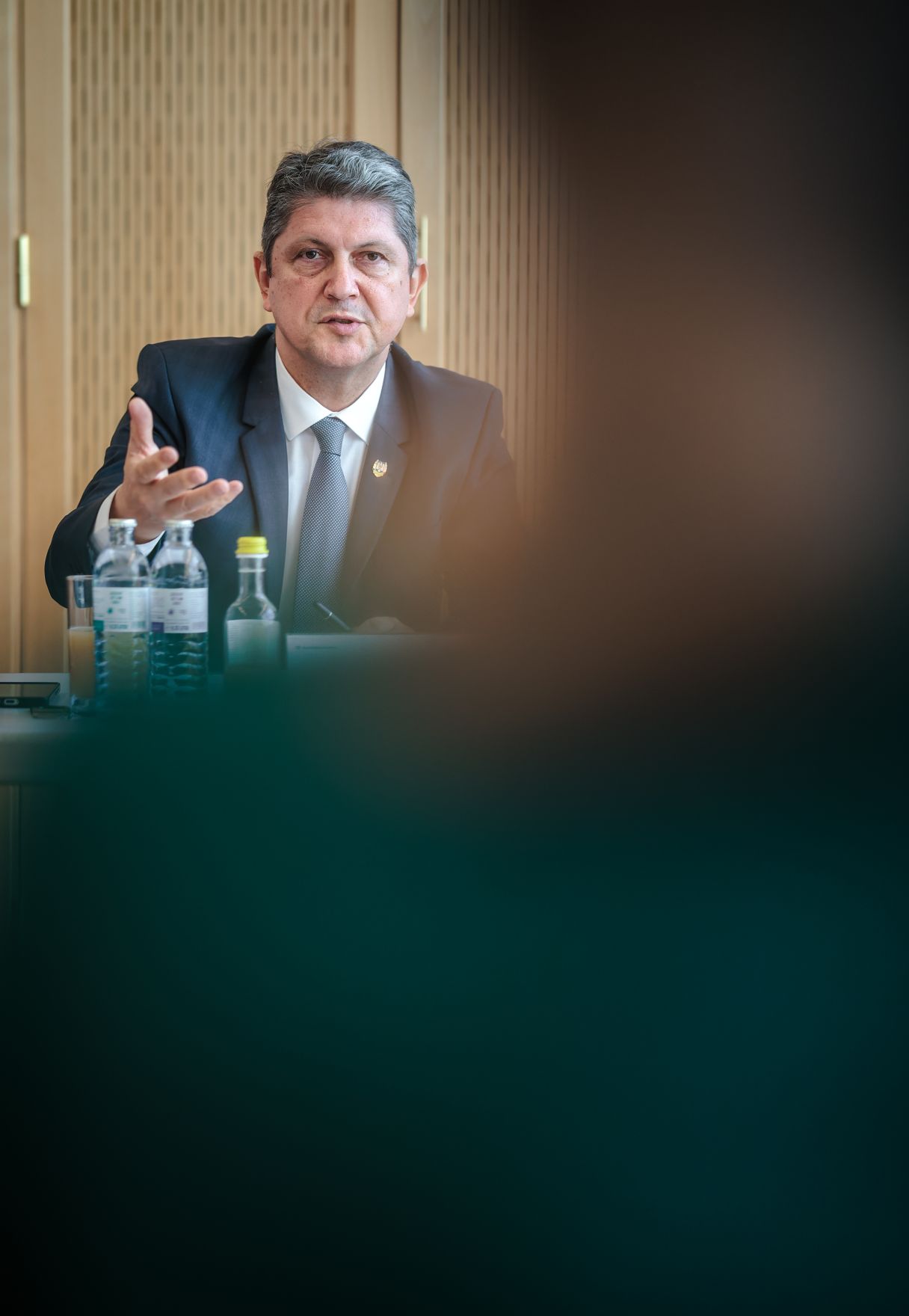 Am 13. Mai 2026 empfing Bundesministerin Claudia Bauer eine parlamentarische Delegation von Rum&auml;nien zu einem Arbeitsbesuch im Bundeskanzleramt. Im Bild Titus Corlățean.