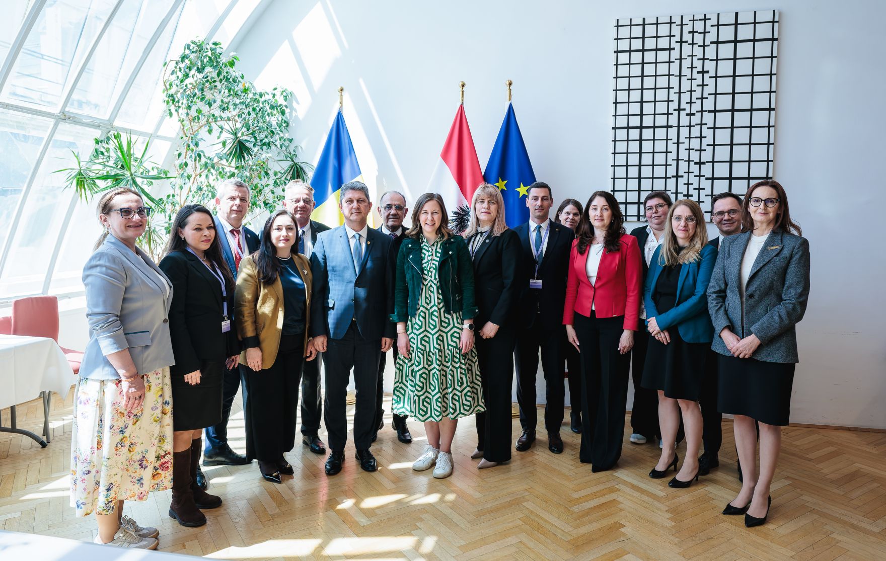 Am 13. Mai 2026 empfing Bundesministerin Claudia Bauer (m.) eine parlamentarische Delegation von Rum&auml;nien zu einem Arbeitsbesuch im Bundeskanzleramt.