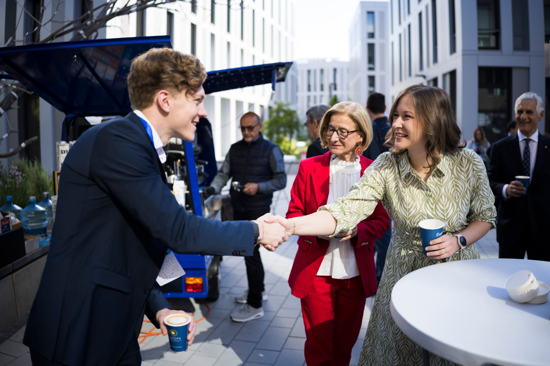 Am 20. Mai 2026 nahm Bundesministerin Claudia Bauer (r.) am Europa-Forum Wachau teil. Im Bild mit der Landeshauptfrau von Nieder&ouml;sterreich Johanna Mikl-Leitner (m.).
