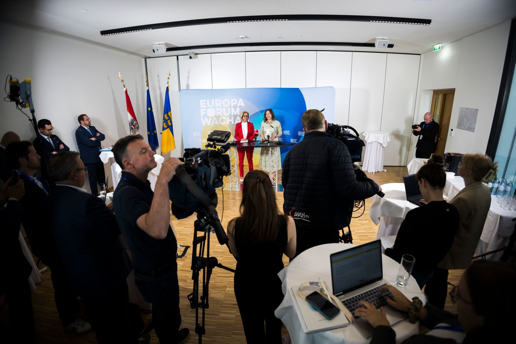 Am 20. Mai 2026 nahm Bundesministerin Claudia Bauer (r.) am Europa-Forum Wachau teil. Im Bild mit der Landeshauptfrau von Nieder&ouml;sterreich Johanna Mikl-Leitner (l.).