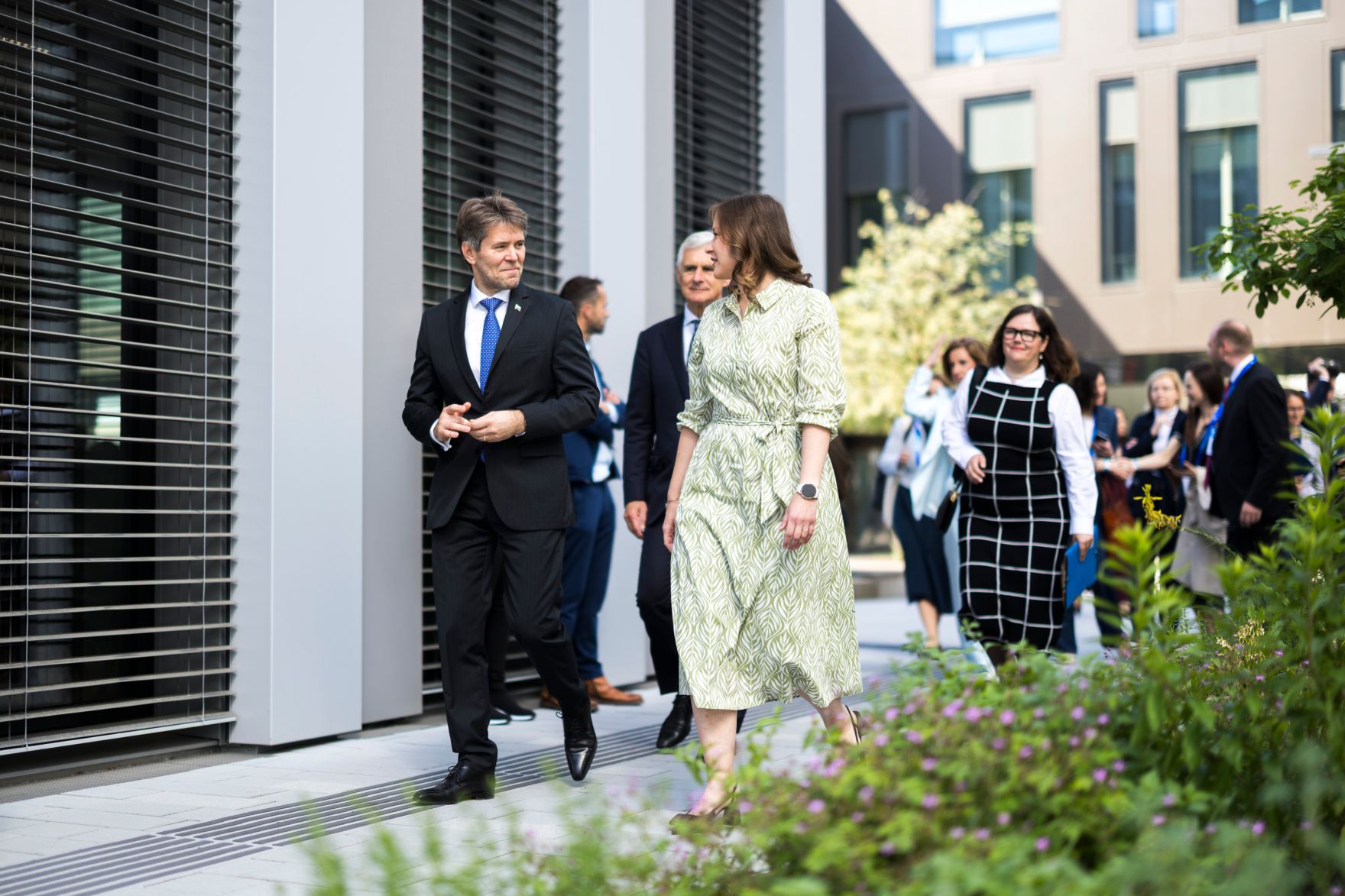 Am 20. Mai 2026 nahm Bundesministerin Claudia Bauer (r.) am Europa-Forum Wachau teil. Im Bild mit dem slowakischen Staatssekret&auml;r im Ministerium f&uuml;r &auml;u&szlig;ere und europ&auml;ische Angelegenheiten Marek E&scaron;tok (l.).
