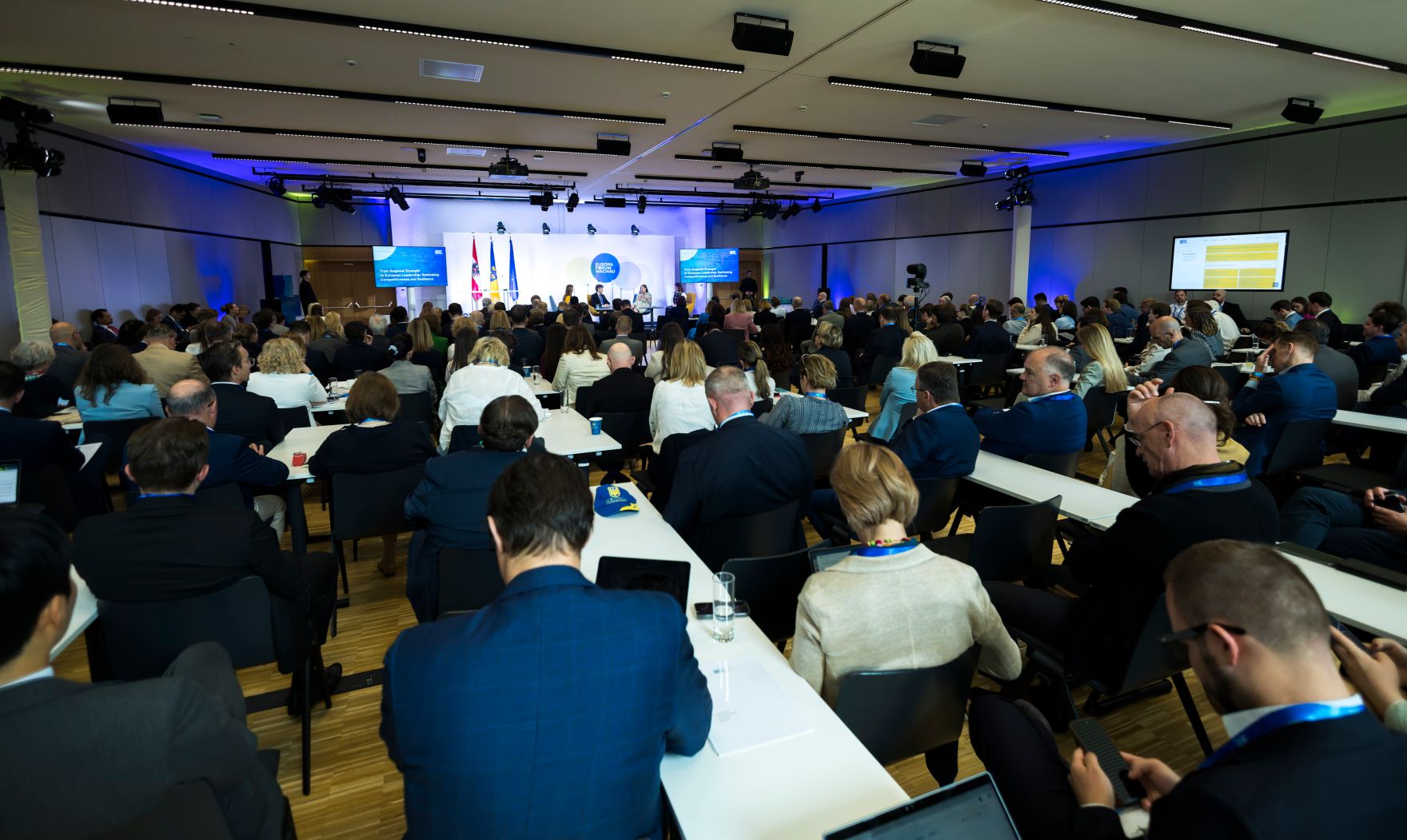 Am 20. Mai 2026 nahm Bundesministerin Claudia Bauer am Europa-Forum Wachau teil. Im Bild bei einer Paneldiskussion.