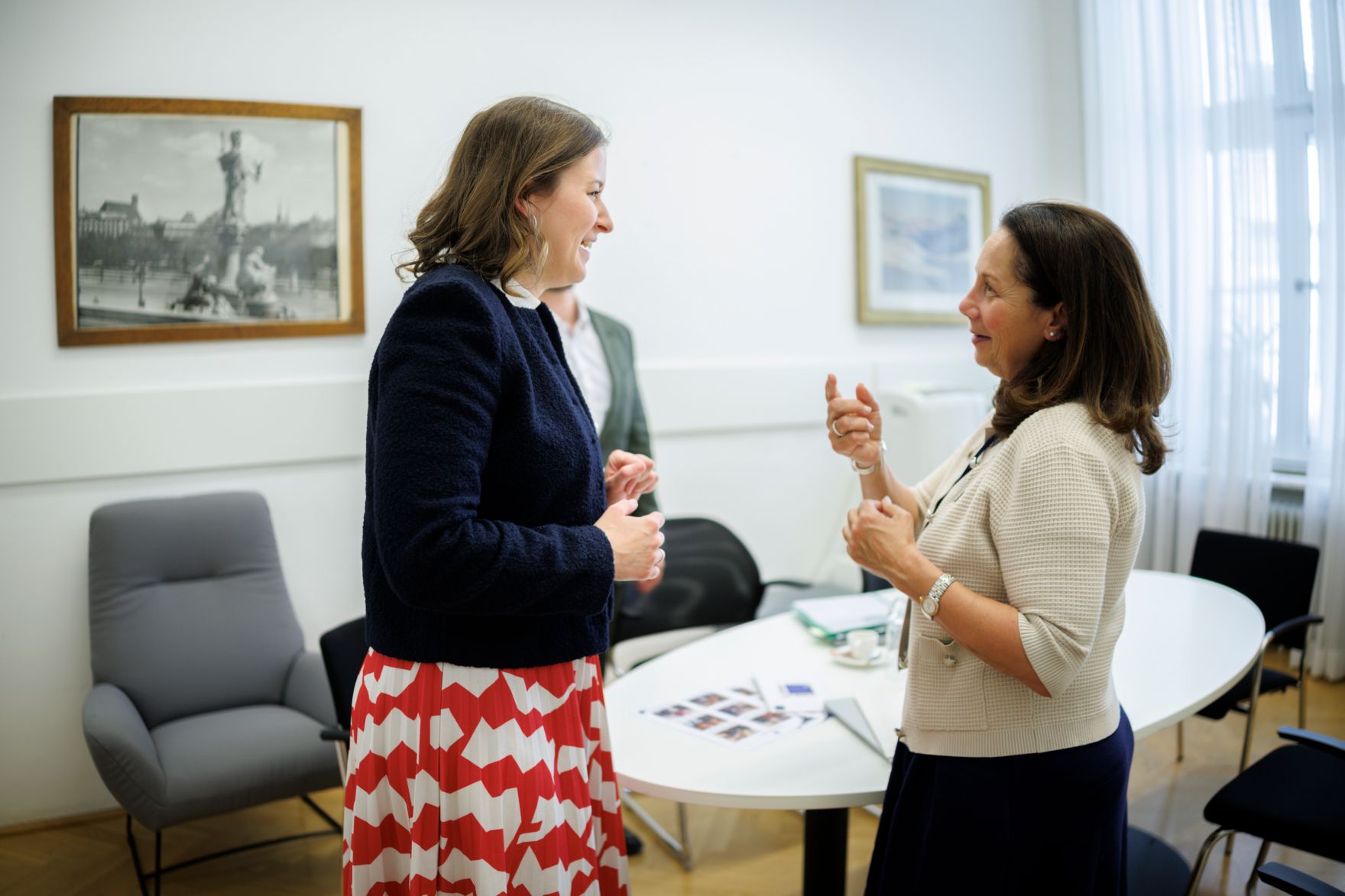 Am 27. Mai 2026 empfing Bundesministerin Claudia Bauer (l.) Executive Vice President of the Appeal of Conscience Foundation Karen Schneier-Dresbach (r.) zu einem Arbeitsgespr&auml;ch im Bundeskanzleramt.