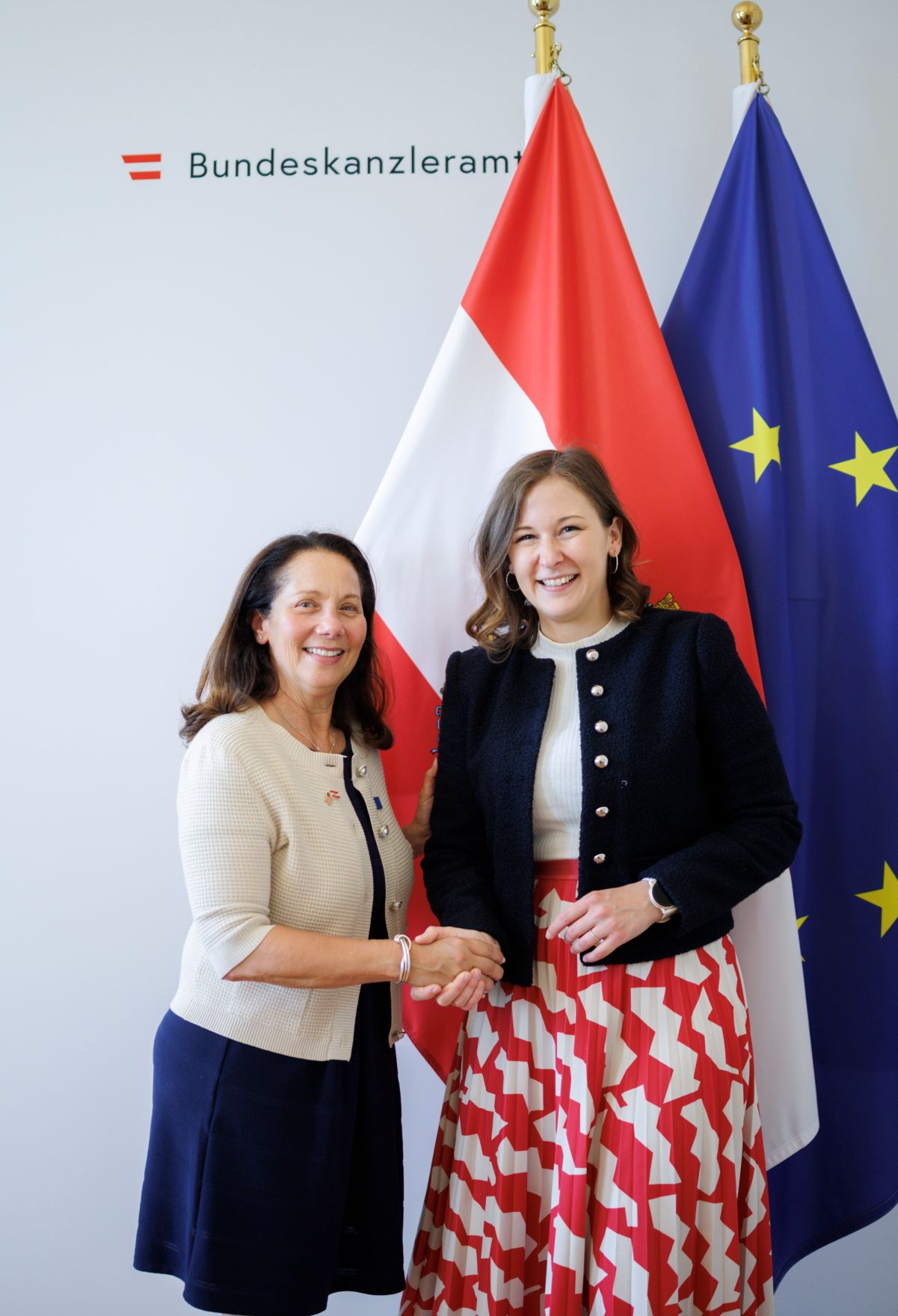 Am 27. Mai 2026 empfing Bundesministerin Claudia Bauer (r.) Executive Vice President of the Appeal of Conscience Foundation Karen Schneier-Dresbach (l.) zu einem Arbeitsgespr&auml;ch im Bundeskanzleramt.