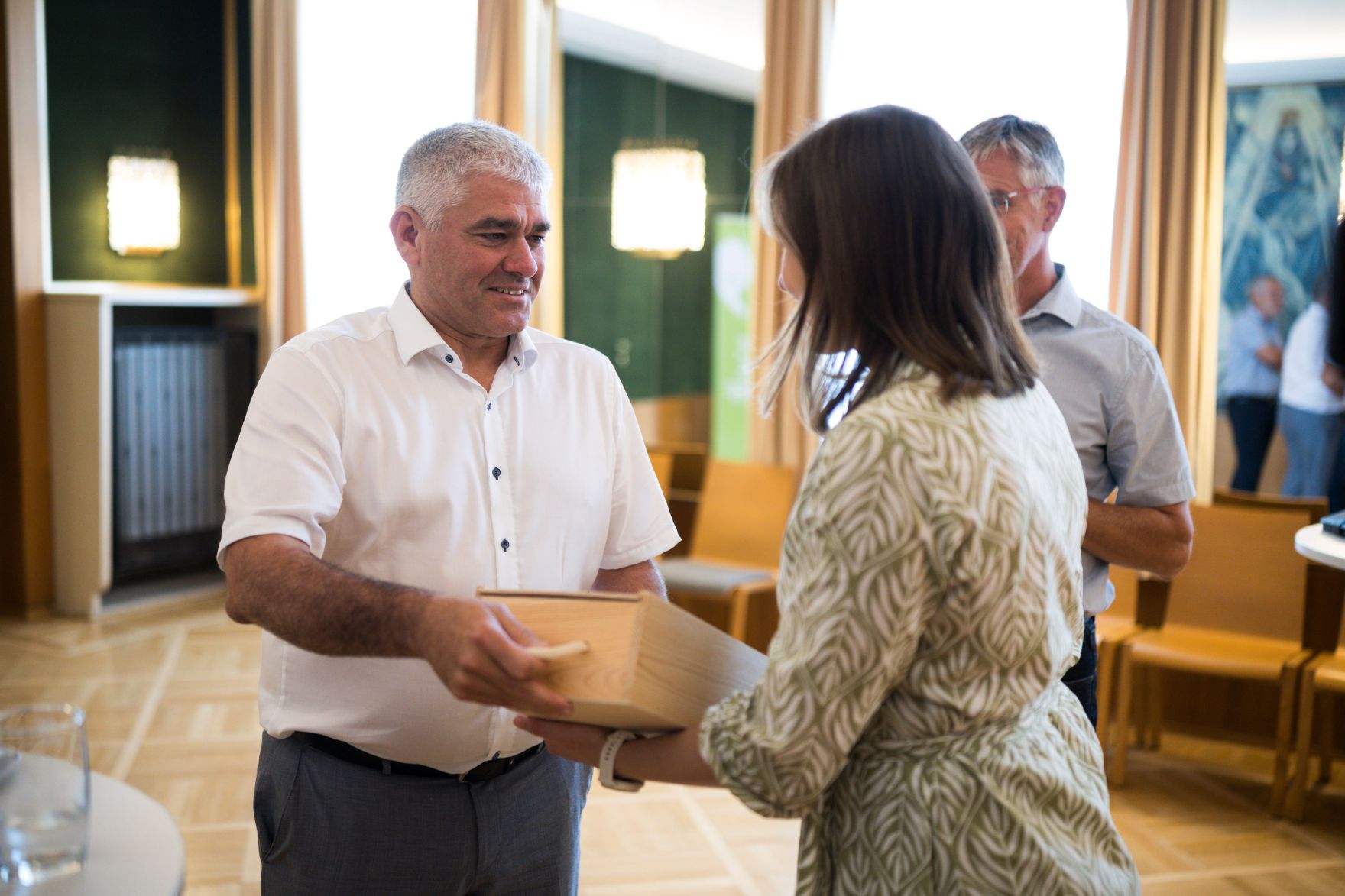 Am 28. Mai 2026 besuchte Bundesministerin Claudia Bauer (m.) im Rahmen ihres Bundesl&auml;ndertages die Gemeinde Zistersdorf. Im Bild mit dem B&uuml;rgermeister der Stadtgemeinde Zistersdorf, Elmar Sch&ouml;berl (l.).