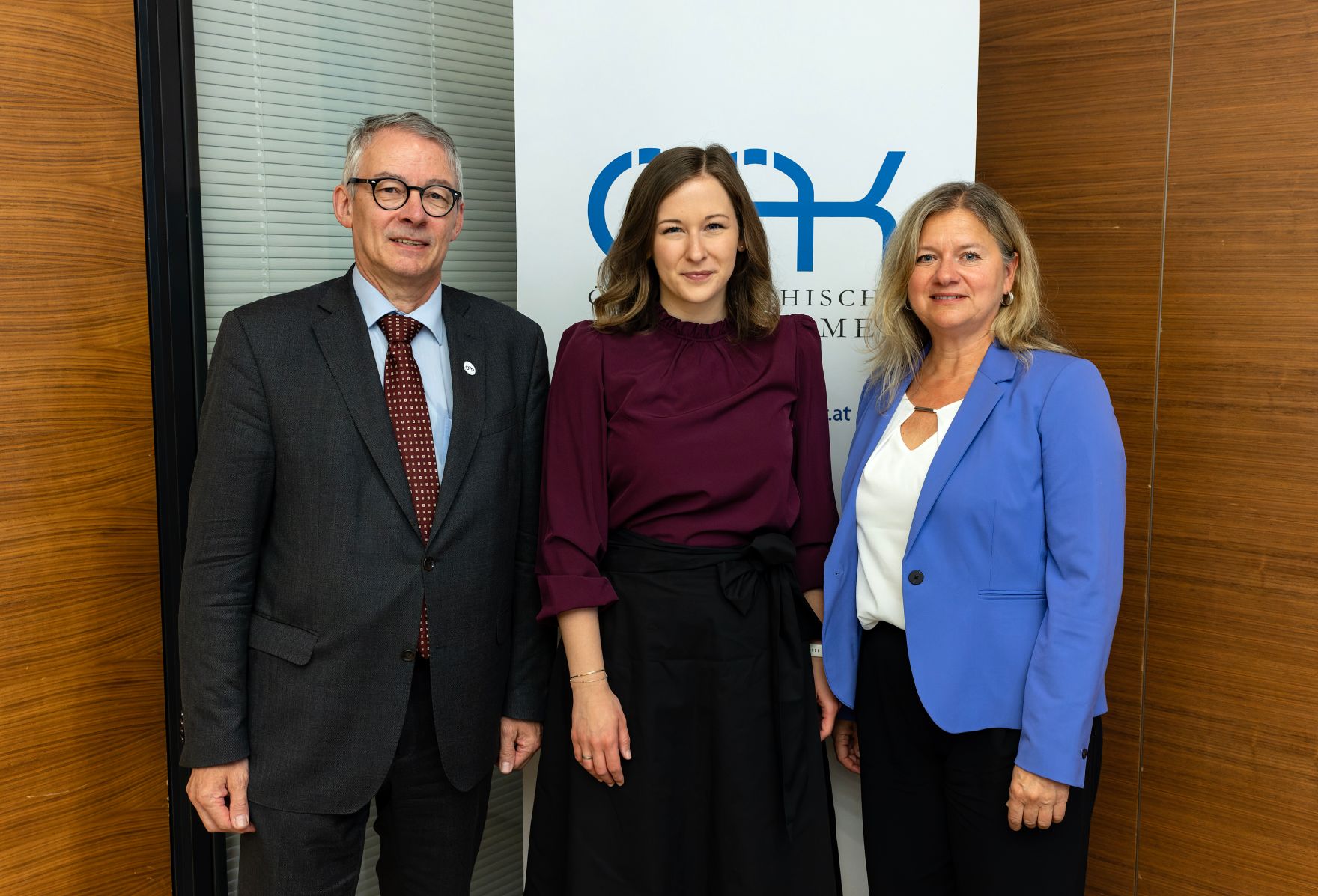 Am 3. Juni 2026 gab Bundesministerin Claudia Bauer (m.) gemeinsam mit Harald Schl&ouml;gel (l.), Vizepr&auml;sident der &Ouml;sterreichischen &Auml;rztekammer und Hilde Wolf (r.), Leiterin von FEM S&uuml;d eine Pressekonferenz zum Thema &bdquo;Signal gegen weibliche Genitalverst&uuml;mmelung&ldquo;.
