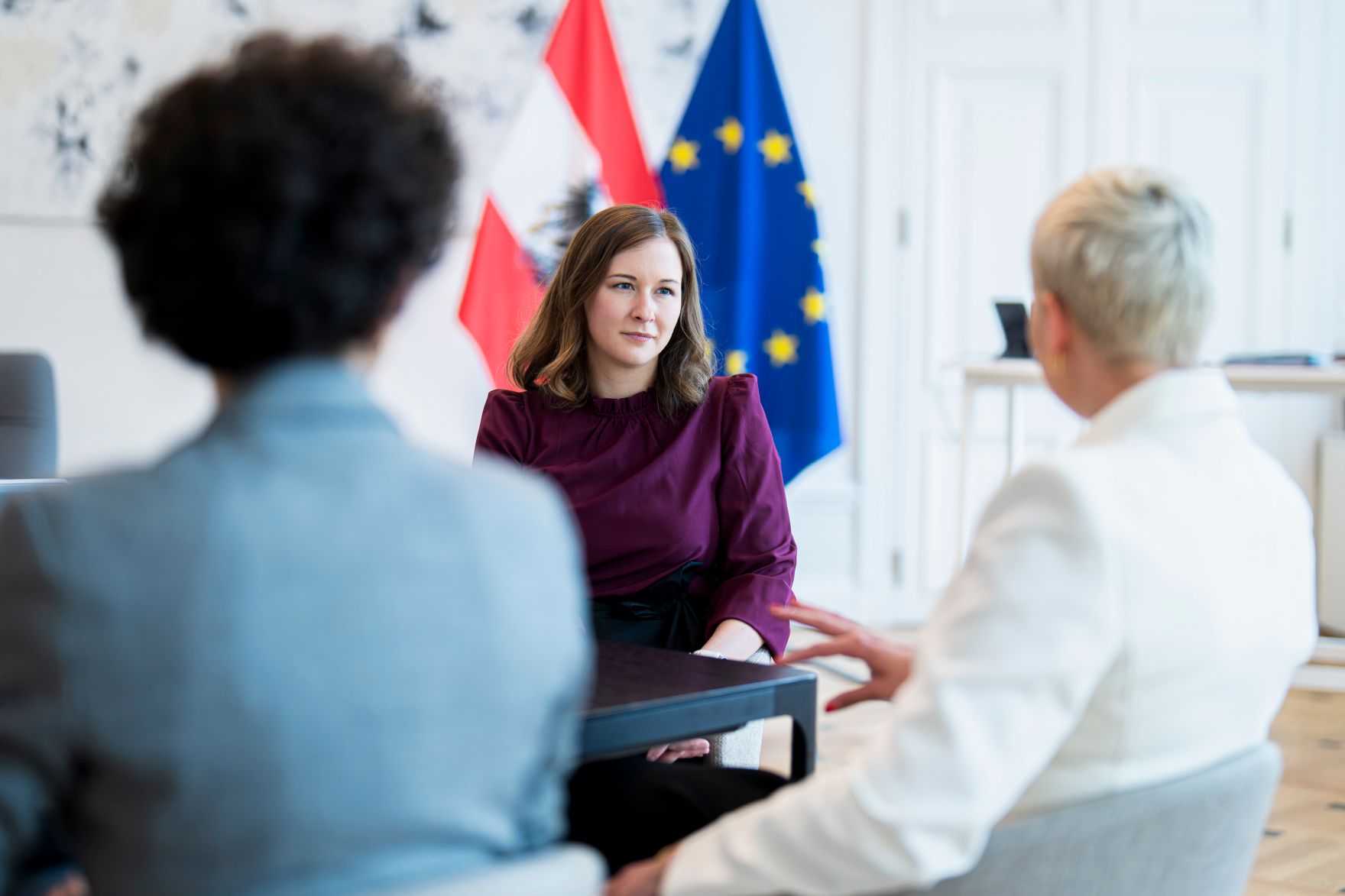 Am 3. Juni 2026 empfing Bundesministerin Claudia Bauer (m.) Maryja Kalesnikava (r.) zu einem Arbeitsgespr&auml;ch.