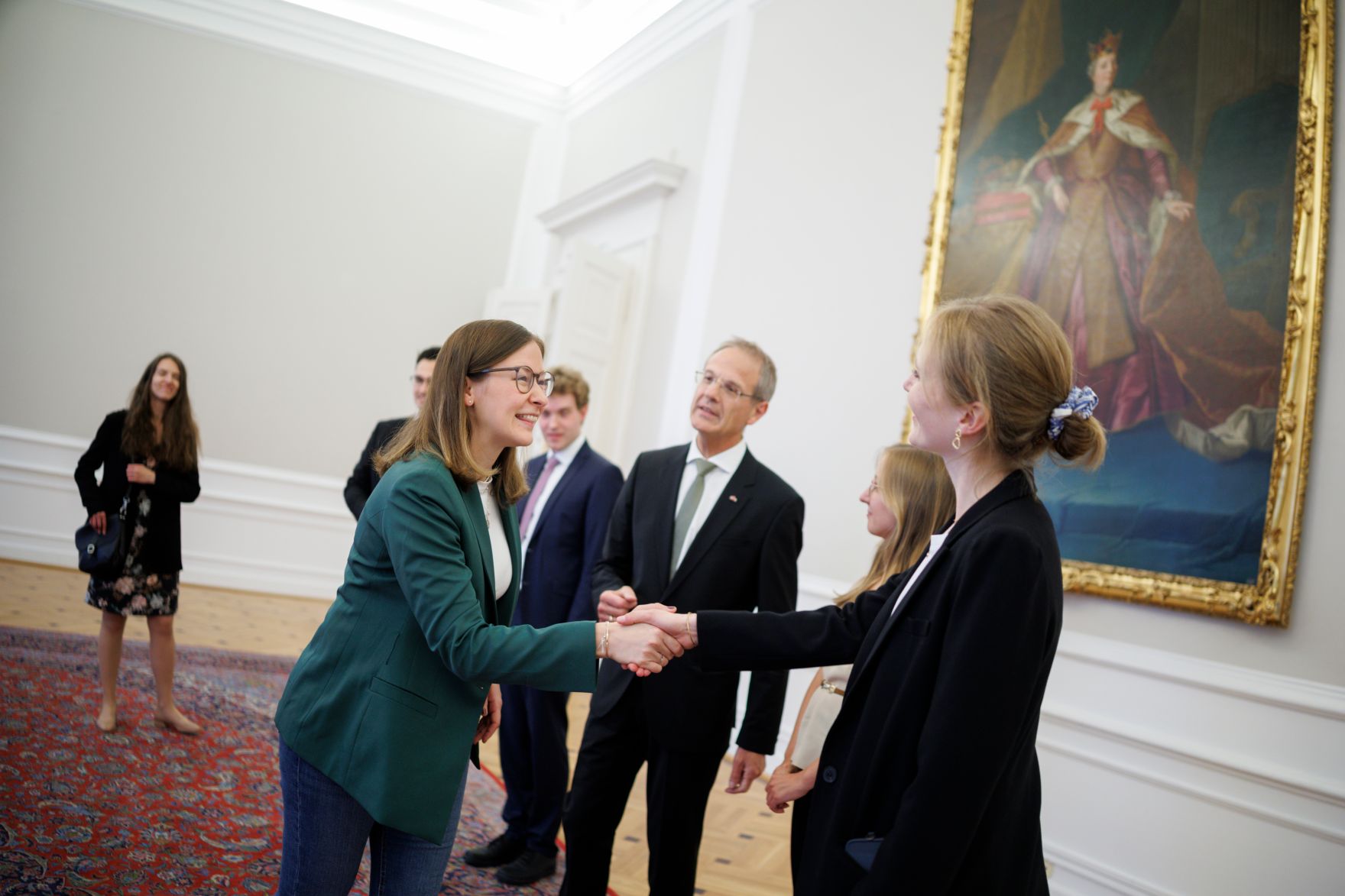 Am 15. Juni 2026 empfing Bundesministerin Claudia Bauer (l.) eine Besuchergruppe der Universit&auml;t Innsbruck im Bundeskanzleramt.