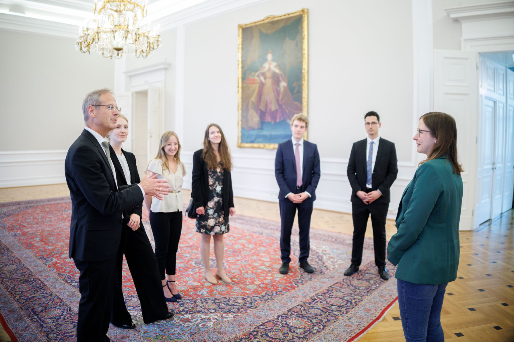 Am 15. Juni 2026 empfing Bundesministerin Claudia Bauer (r.) eine Besuchergruppe der Universit&auml;t Innsbruck im Bundeskanzleramt.