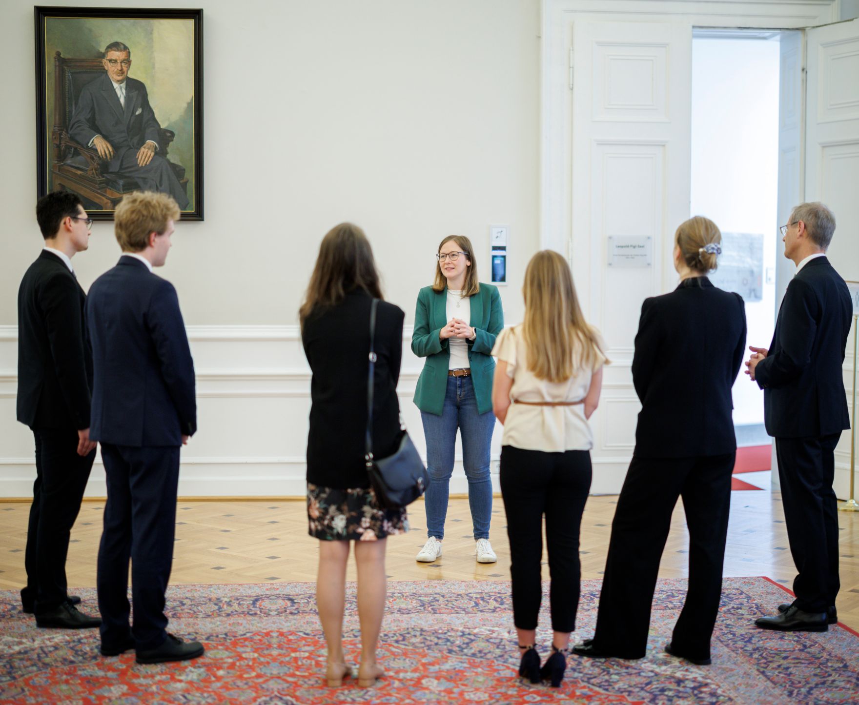 Am 15. Juni 2026 empfing Bundesministerin Claudia Bauer (m.) eine Besuchergruppe der Universit&auml;t Innsbruck im Bundeskanzleramt.