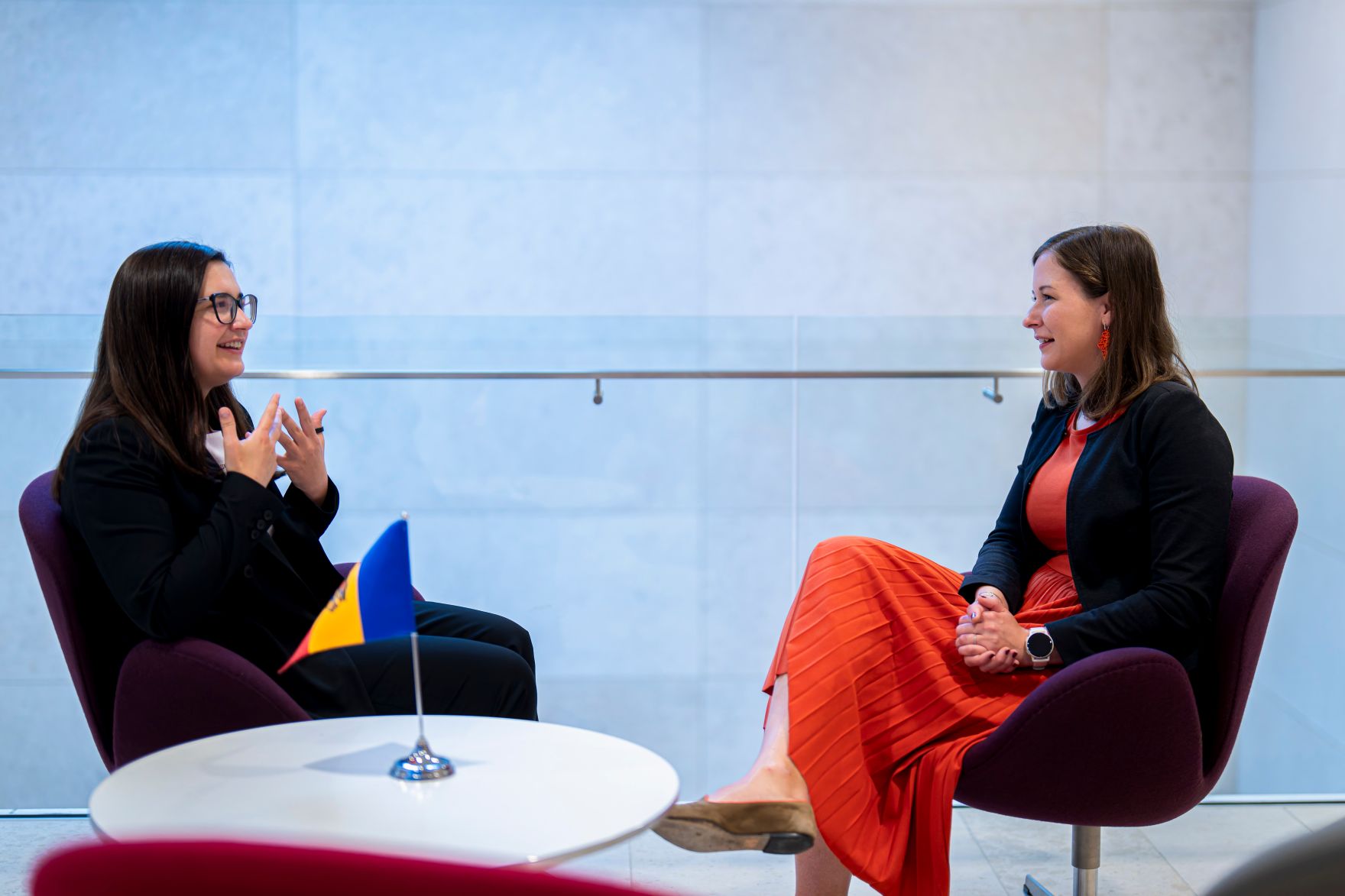 Am16. Juni 2026 reiste Bundesministerin Claudia Bauer (r.) zu einem Arbeitsbesuch nach Luxemburg und nahm am Rat f&uuml;r &bdquo;Allgemeine Angelegenheiten&ldquo; der Europ&auml;ischen Union teil. Im Bild bei einem Arbeitsgespr&auml;ch mit Cristina Gherasimov (l.), Vizepremierministerin f&uuml;r europ&auml;ische Integration und Chefunterh&auml;ndlerin f&uuml;r den EU-Beitritt der Republik Moldau.