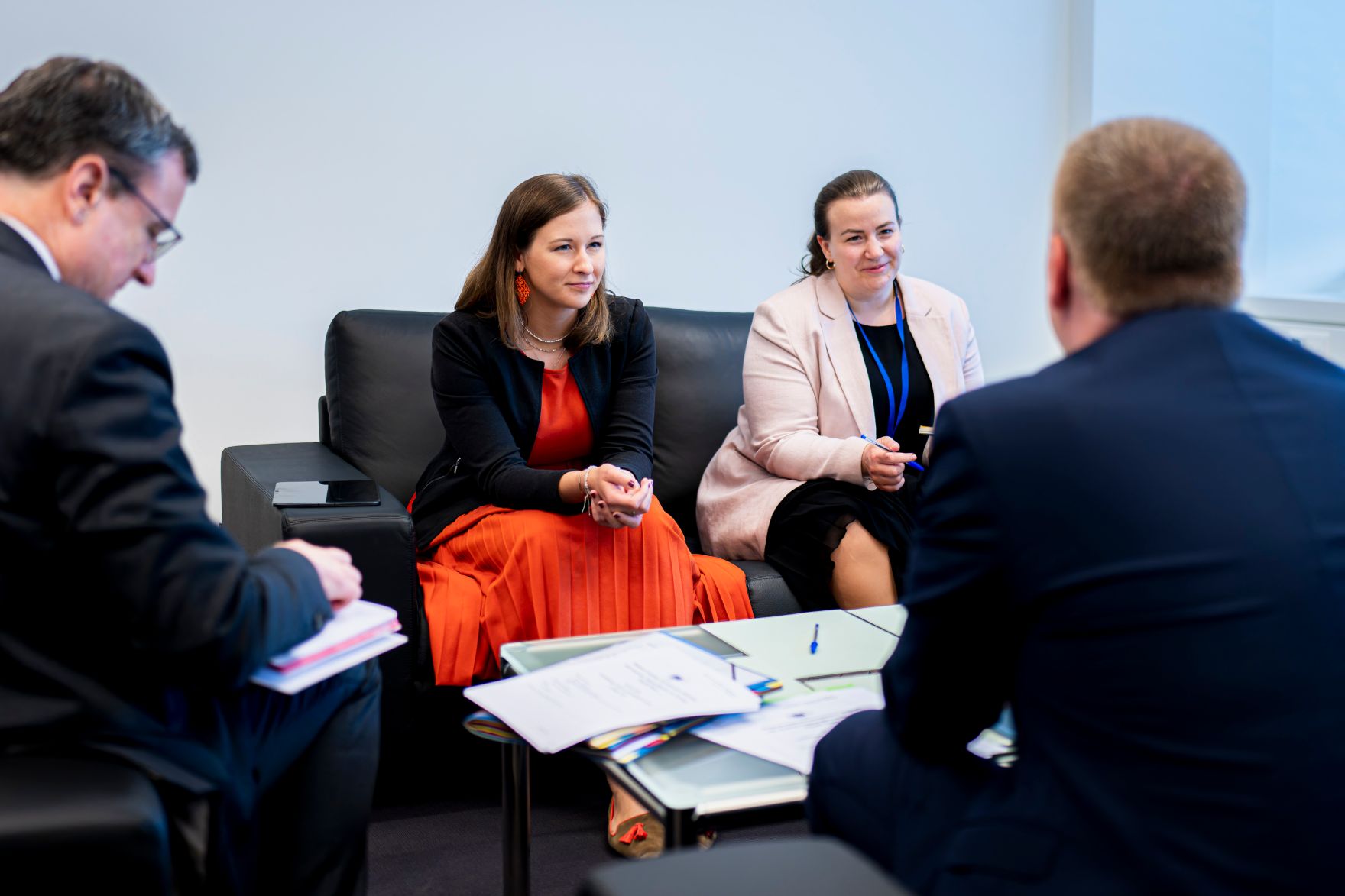 Am16. Juni 2026 reiste Bundesministerin Claudia Bauer (m.) zu einem Arbeitsbesuch nach Luxemburg und nahm am Rat f&uuml;r &bdquo;Allgemeine Angelegenheiten&ldquo; der Europ&auml;ischen Union teil. Im Bild bei einem Arbeitsgespr&auml;ch mit Michael McGrath (r.), EU-Kommissar f&uuml;r Demokratie, Justiz und Rechtsstaatlichkeit.