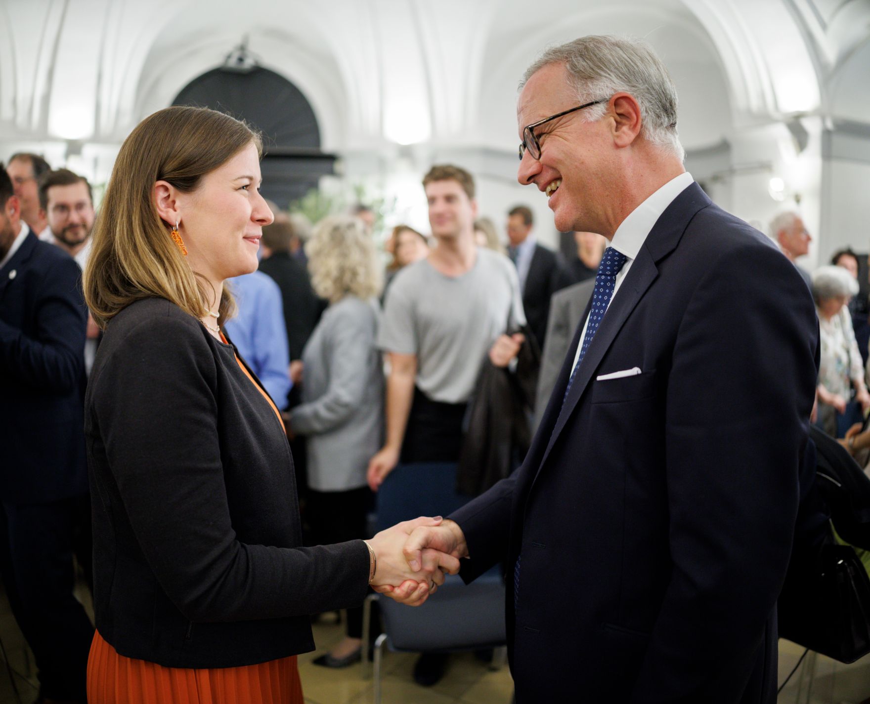 Am 16. Juni 2026 nahm Bundesministerin Claudia Bauer (l.) an der Verleihung der Marietta und Friedrich Torberg-Medaille teil.
