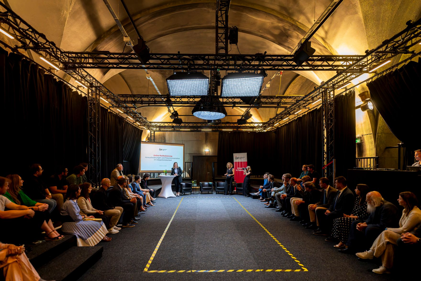 Am 17. Juni 2026 hielt Bundesministerin Claudia Bauer (im Bild) eine Keynote beim Symposium Online-Radikalisierung.