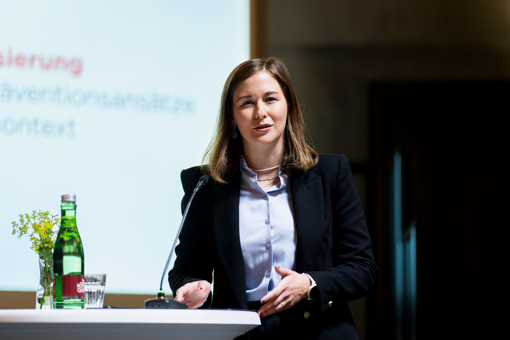 Am 17. Juni 2026 hielt Bundesministerin Claudia Bauer (im Bild) eine Keynote beim Symposium Online-Radikalisierung.