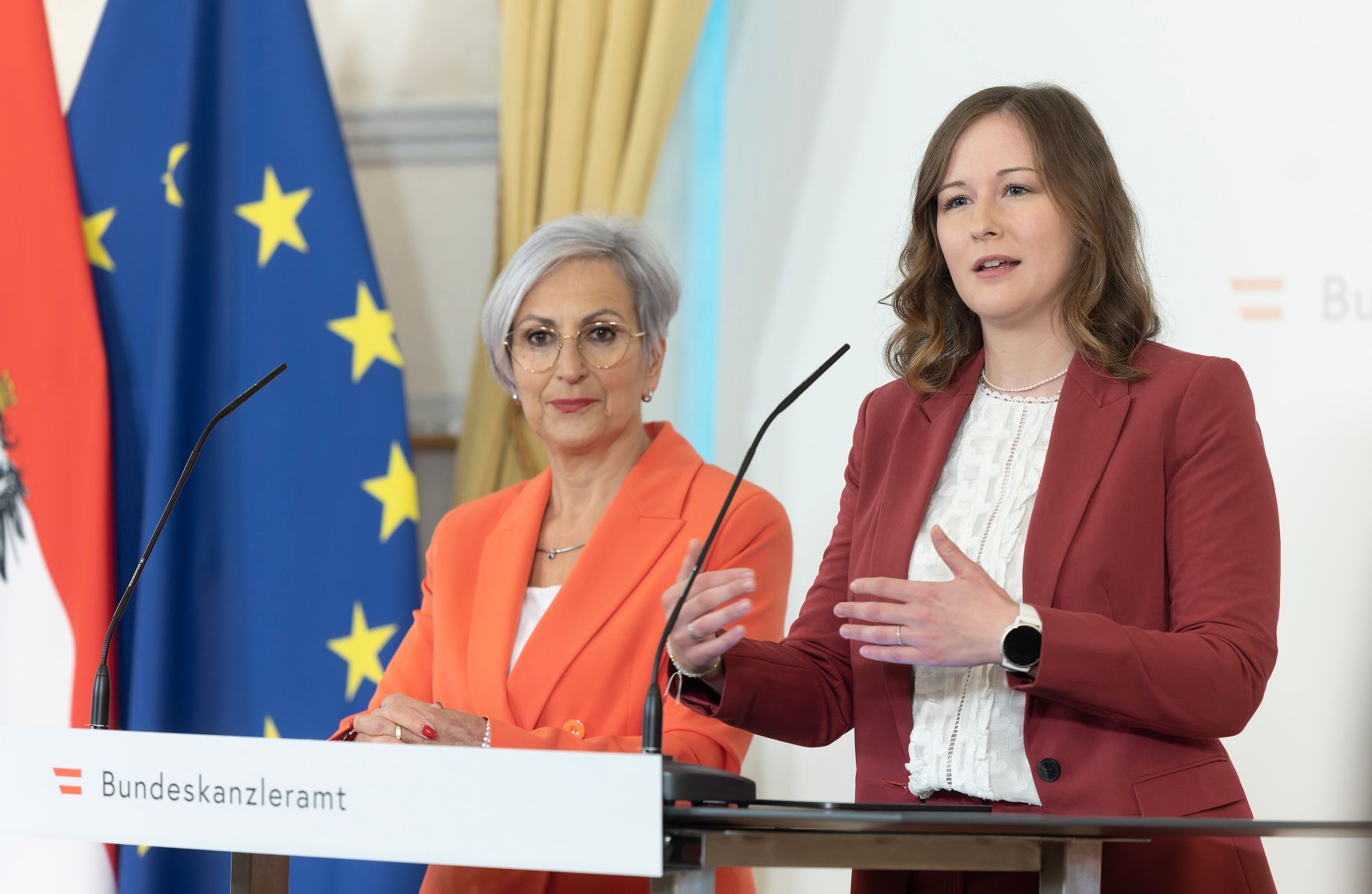 Am 18. Juni 2026 gab Bundesministerin Claudia Bauer (r.) gemeinsam mit Bundesministerin Anna Sporrer (l.) eine Pressekonferenz zu aktuellen Vorhaben f&uuml;r die Volksgruppen.