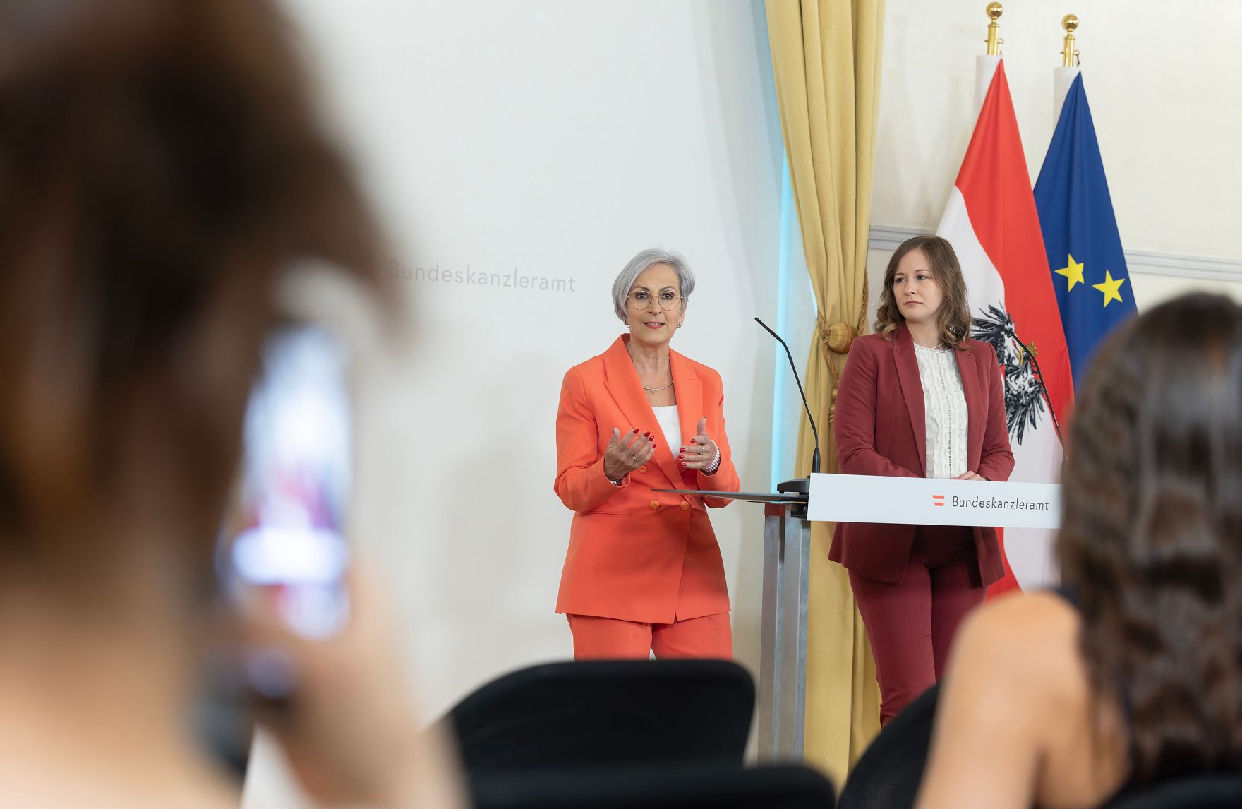 Am 18. Juni 2026 gab Bundesministerin Claudia Bauer (r.) gemeinsam mit Bundesministerin Anna Sporrer (l.) eine Pressekonferenz zu aktuellen Vorhaben f&uuml;r die Volksgruppen.