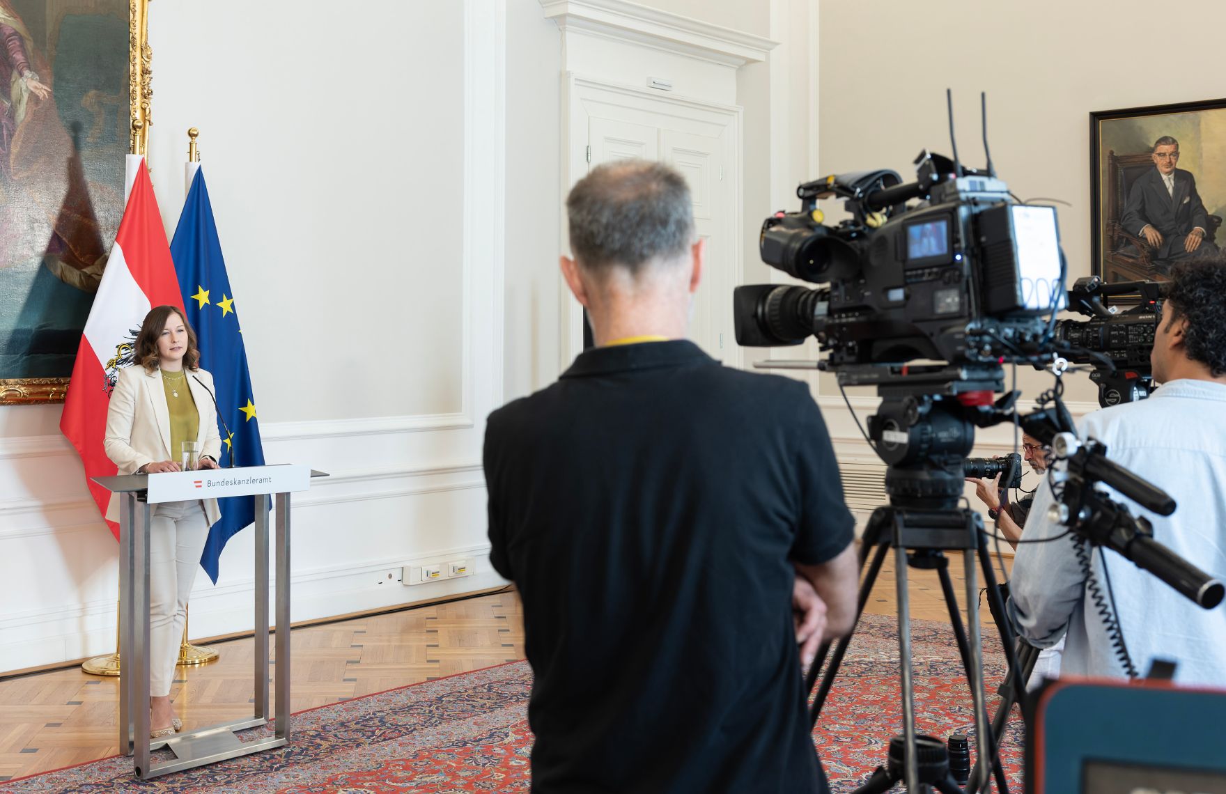 Am 19. Juni 2026 gab Bundesministerin Claudia Bauer (l.) eine Pressekonferenz zum Budget im Bereich Integration ins Bundeskanzleramt.