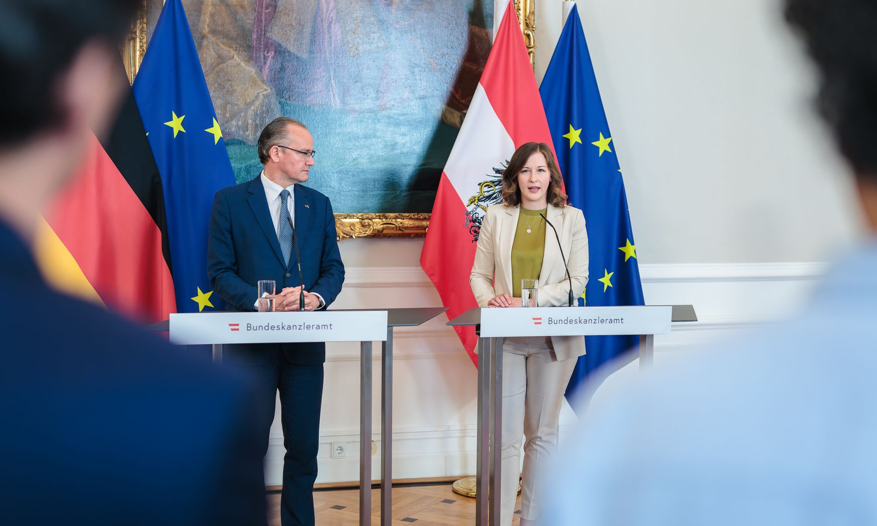 Am 19. Juni 2026 empfing Bundesministerin Claudia Bauer (r.) den Staatsminister f&uuml;r Europa im Ausw&auml;rtigen Amt, Gunther Krichbaum (l.) zu einem Arbeitsbesuch im Bundeskanzleramt. Im Bild beim Doorstep.