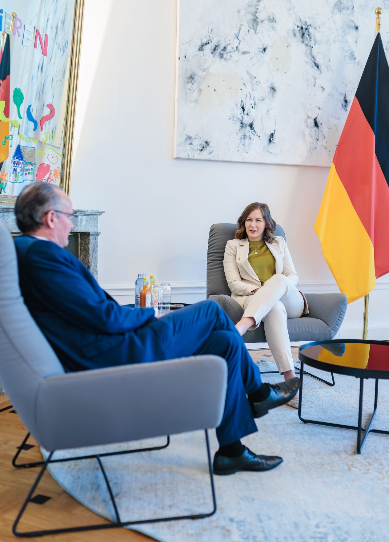 Am 19. Juni 2026 empfing Bundesministerin Claudia Bauer (r.) den Staatsminister f&uuml;r Europa im Ausw&auml;rtigen Amt, Gunther Krichbaum (l.) zu einem Arbeitsbesuch im Bundeskanzleramt. Im Bild bei einem Arbeitsgespr&auml;ch.