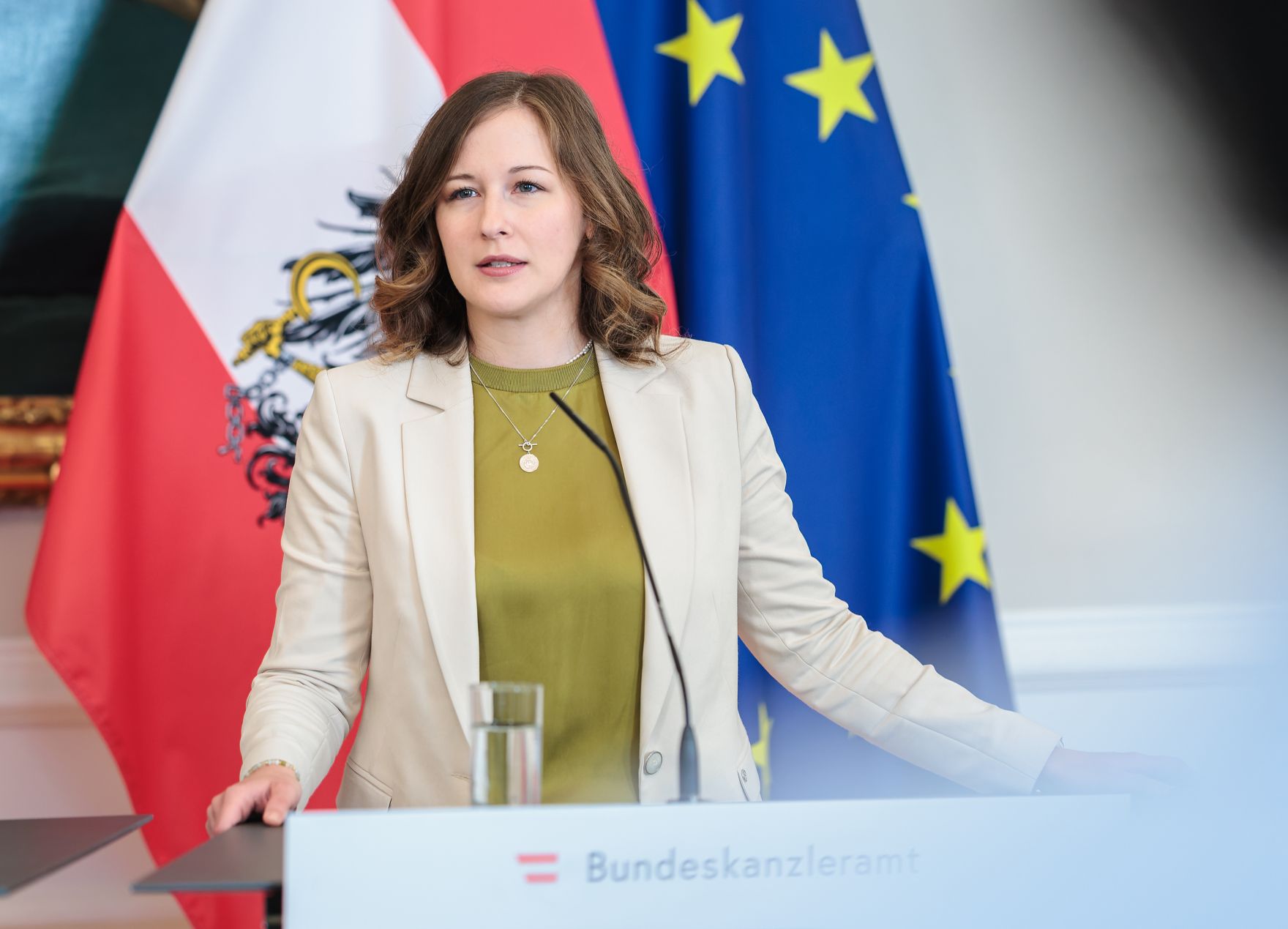 Am 19. Juni 2026 empfing Bundesministerin Claudia Bauer (im Bild) den Staatsminister f&uuml;r Europa im Ausw&auml;rtigen Amt, Gunther Krichbaum zu einem Arbeitsbesuch im Bundeskanzleramt. Im Bild beim Doorstep.
