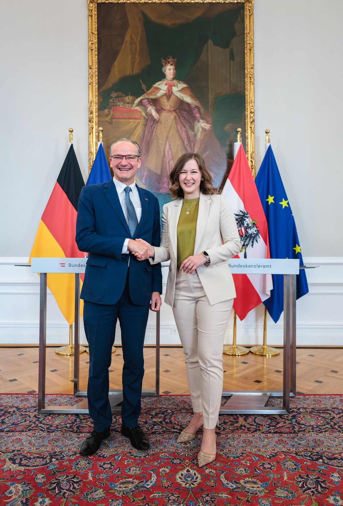 Am 19. Juni 2026 empfing Bundesministerin Claudia Bauer (r.) den Staatsminister f&uuml;r Europa im Ausw&auml;rtigen Amt, Gunther Krichbaum (l.) zu einem Arbeitsbesuch im Bundeskanzleramt.