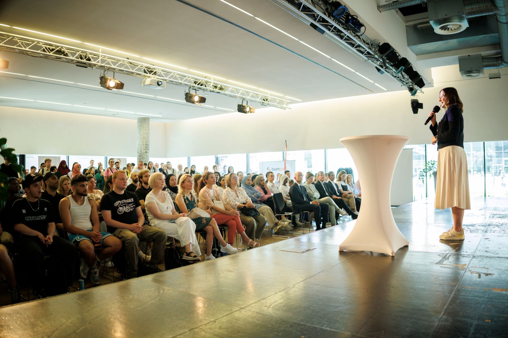 Am 22. Juni 2026 nahm Bundesministerin Claudia Bauer (r.) im Rahmen ihres Bundesl&auml;ndertages an der Karriereplattform des &Ouml;sterreichischer Integrationsfonds teil.
