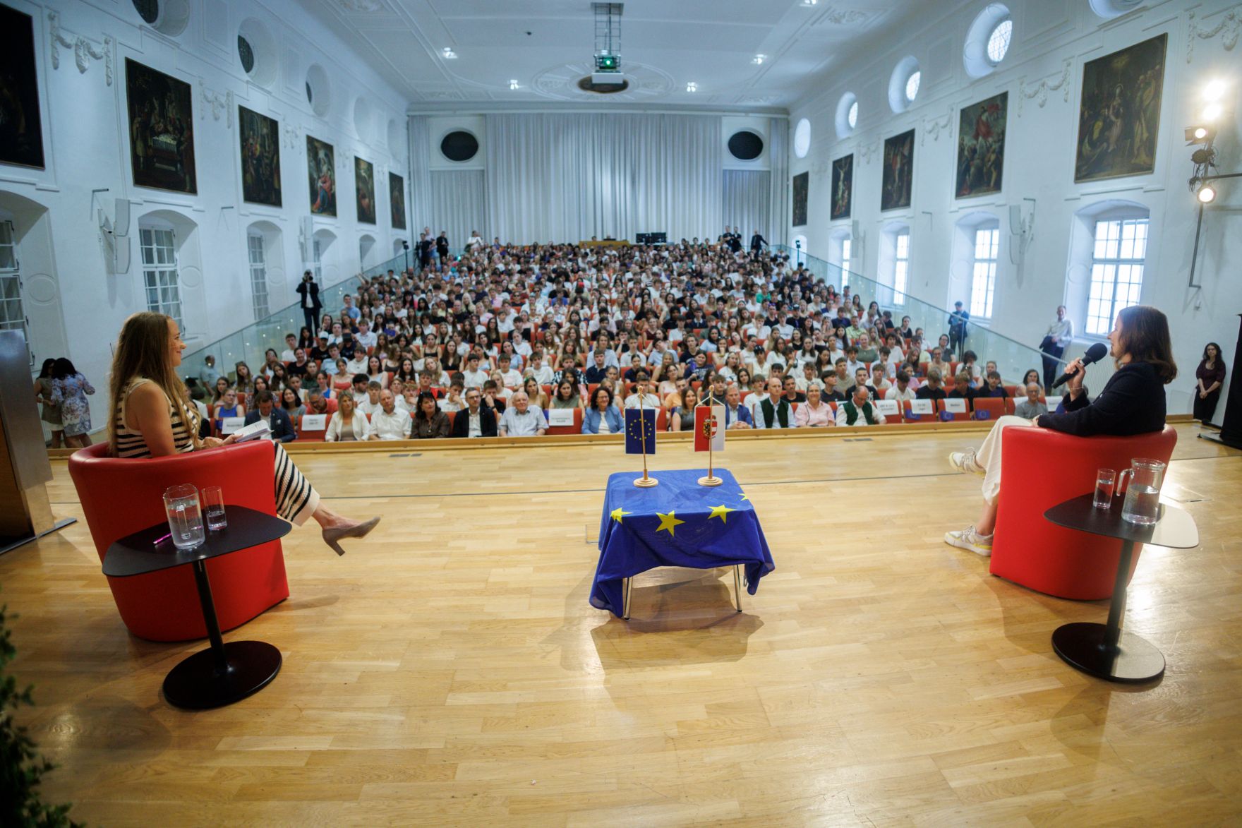 Am 22. Juni 2026 nahm Bundesministerin Claudia Bauer (r.) im Rahmen ihres Bundesl&auml;ndertages an der EU-Jugend-Diskussion "Unser Europa. Unsere Vision." teil.