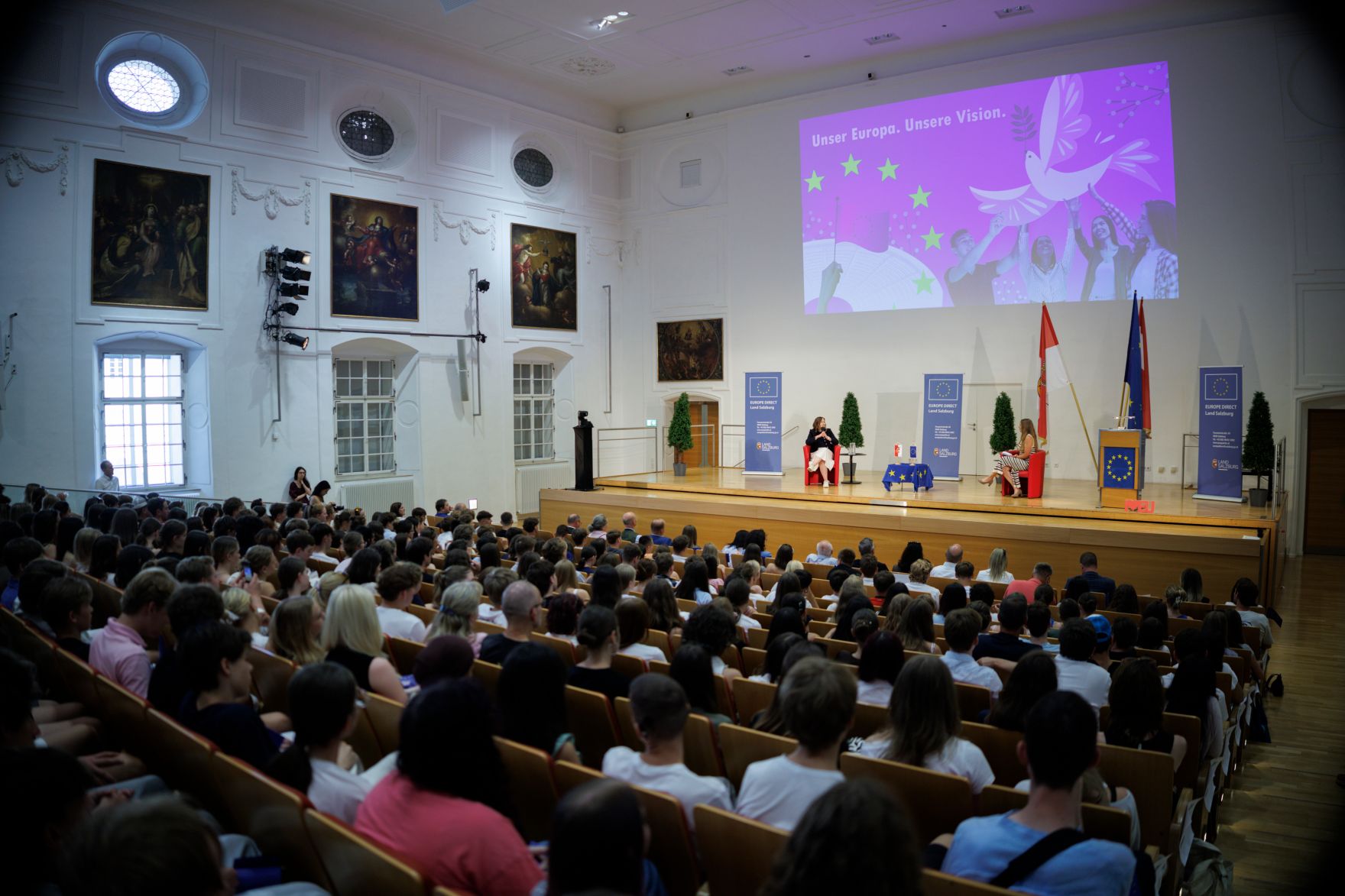Am 22. Juni 2026 nahm Bundesministerin Claudia Bauer (l.) im Rahmen ihres Bundesl&auml;ndertages an der EU-Jugend-Diskussion "Unser Europa. Unsere Vision." teil.