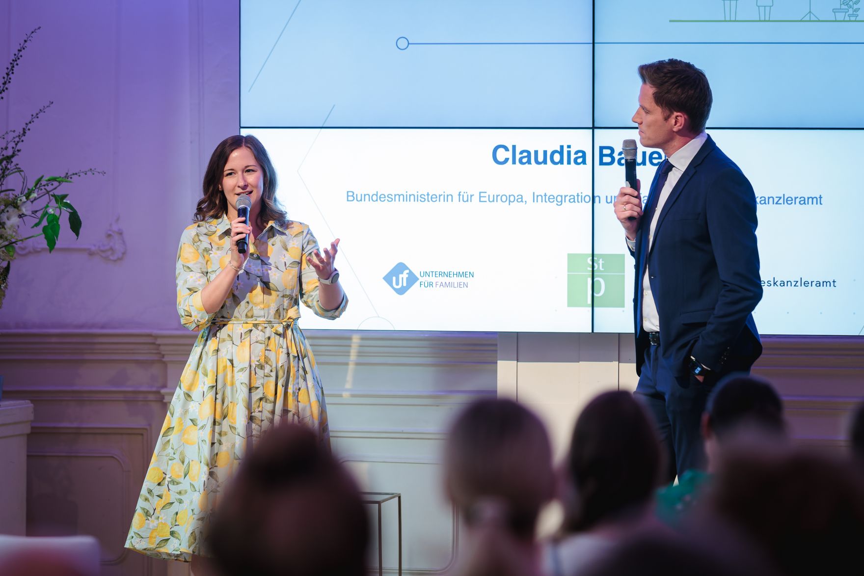 Am 24. Juni 2026 &uuml;berreichte Bundesministerin Claudia Bauer (l.) den Staatspreis "Familie und Beruf&ldquo;.