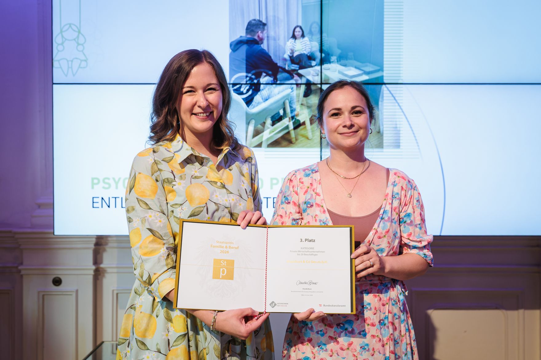 Am 24. Juni 2026 &uuml;berreichte Bundesministerin Claudia Bauer (l.) den Staatspreis "Familie und Beruf&ldquo;.