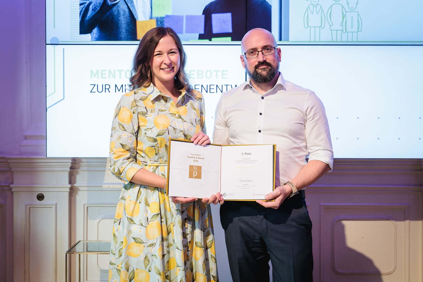 Am 24. Juni 2026 &uuml;berreichte Bundesministerin Claudia Bauer (l.) den Staatspreis "Familie und Beruf&ldquo;.