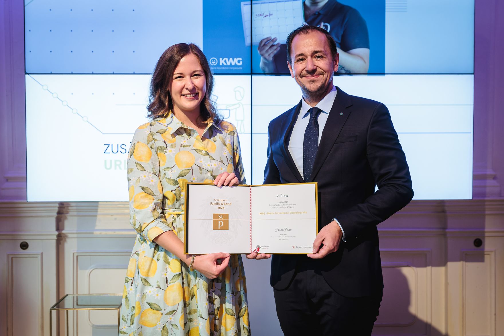 Am 24. Juni 2026 &uuml;berreichte Bundesministerin Claudia Bauer (l.) den Staatspreis "Familie und Beruf&ldquo;.