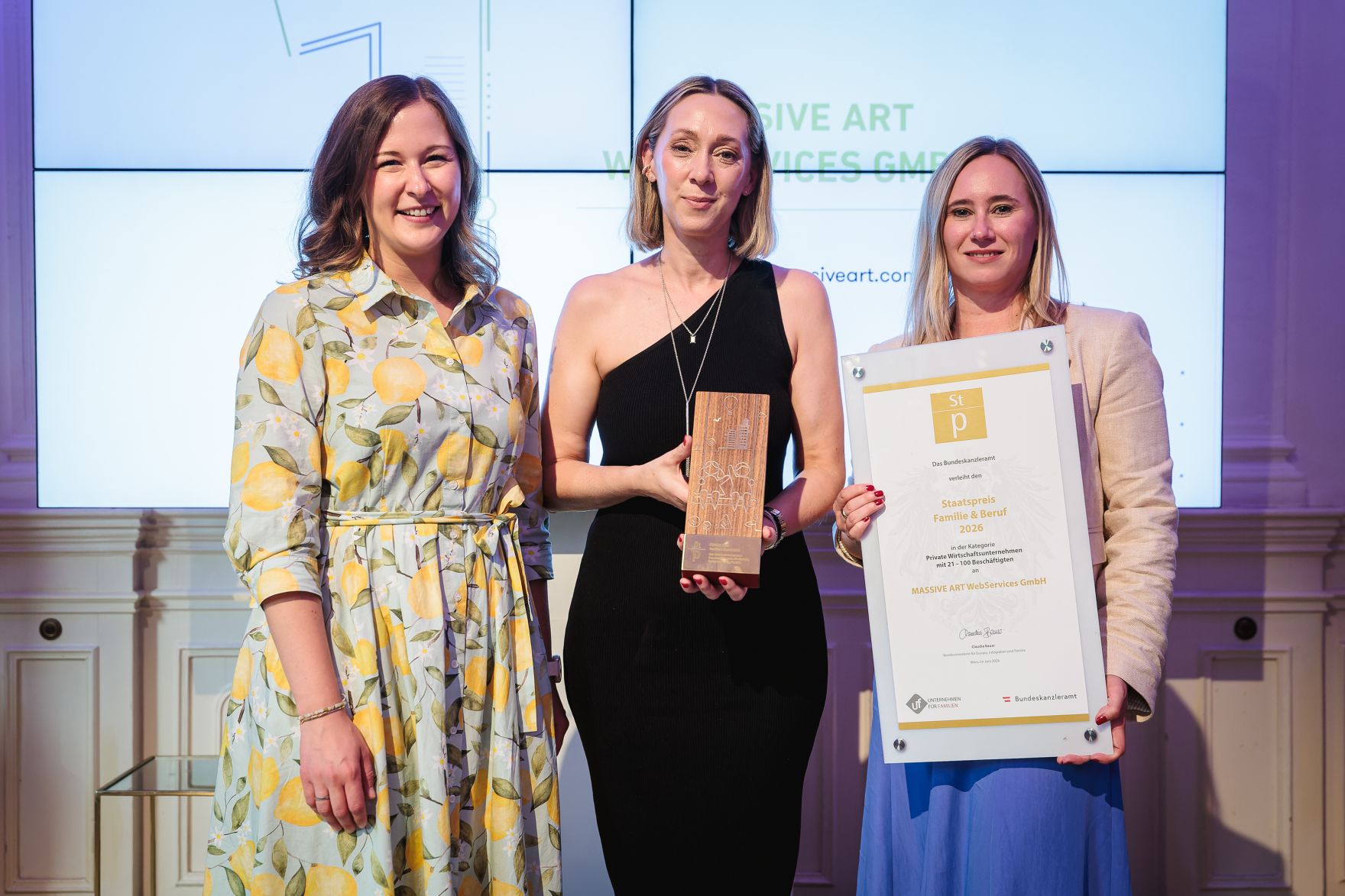 Am 24. Juni 2026 &uuml;berreichte Bundesministerin Claudia Bauer (l.) den Staatspreis "Familie und Beruf&ldquo;.
